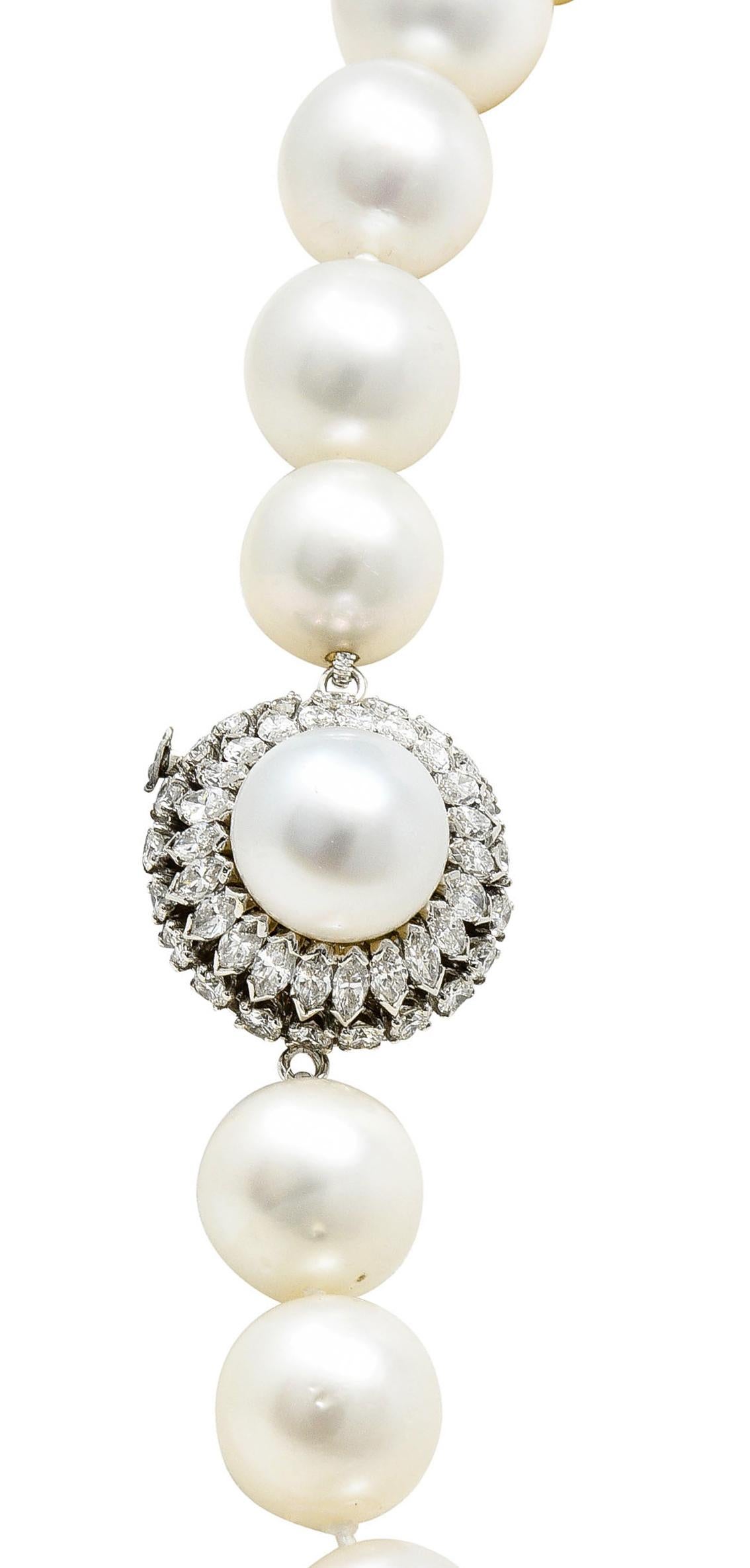 Collier de perles de culture de grande taille du milieu du siècle avec larges diamants de 3,50 carats poids total Unisexe en vente
