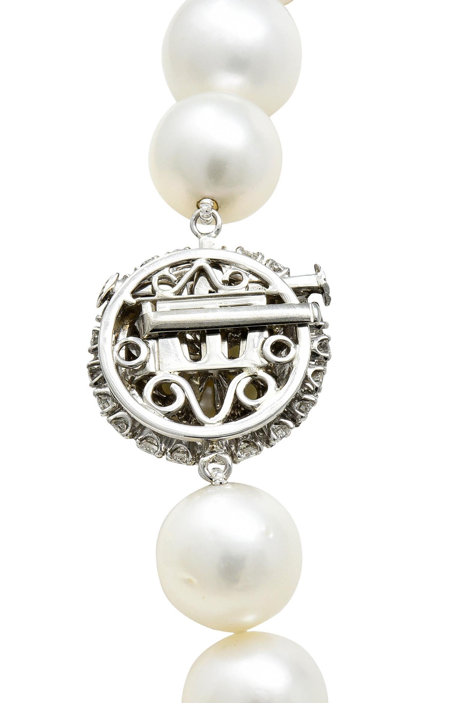 Collier de perles de culture de grande taille du milieu du siècle avec larges diamants de 3,50 carats poids total en vente 1