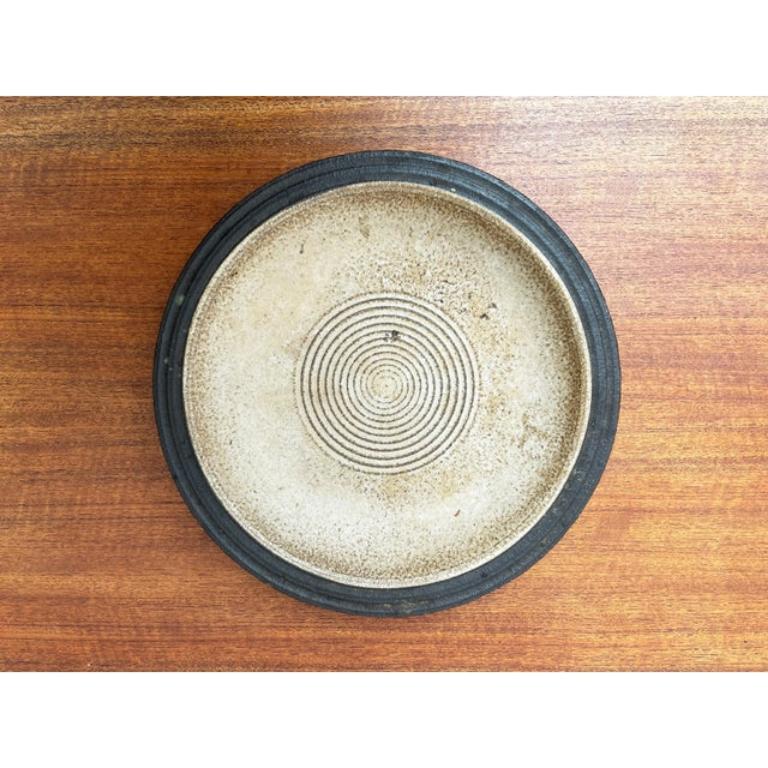Ciotola grande in studio danese di metà secolo di Lehmann Pottery, anni '60, in ottime condizioni. Progettato tra il 1960 e il 1969 Questo pezzo ha un marchio di attribuzione.

Informazioni aggiuntive:
Materiali: Ceramica
Stile: Medioevo