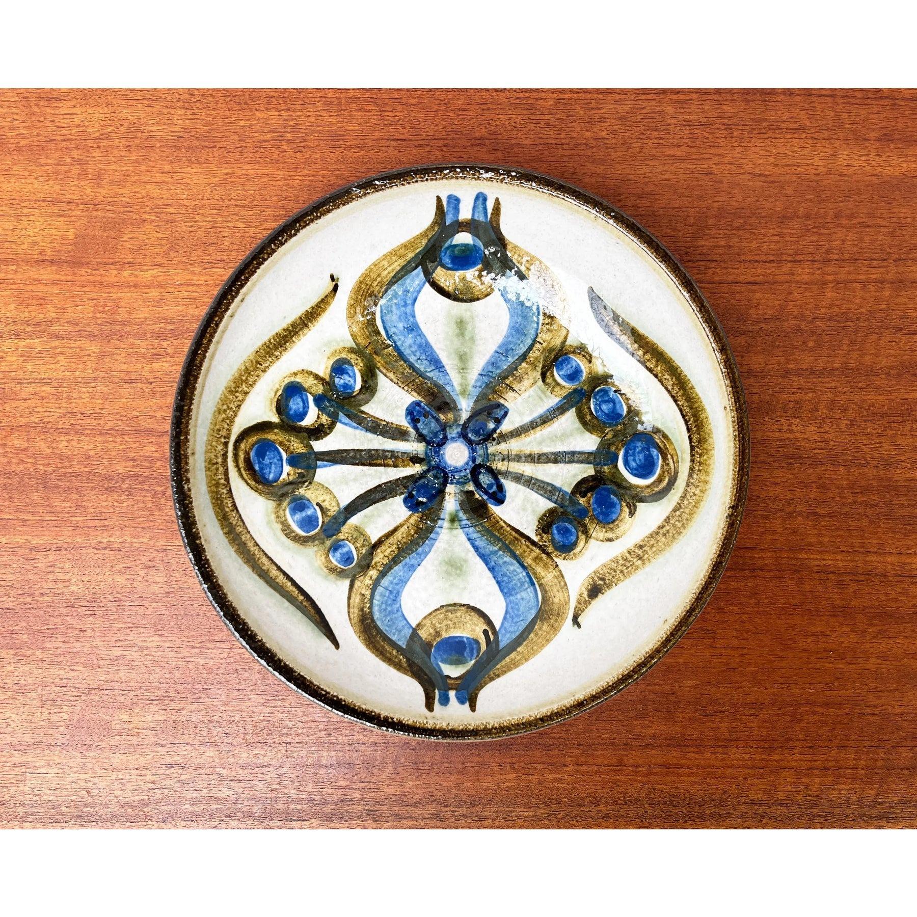Gran plato o cuenco de pared de Noomi Backhausen para Søholm. El cuenco está pintado a mano con formas abstractas y florales. Esta rara pieza puede utilizarse como cuenco funcional o como decoración de pared. Esta pieza tiene una marca de