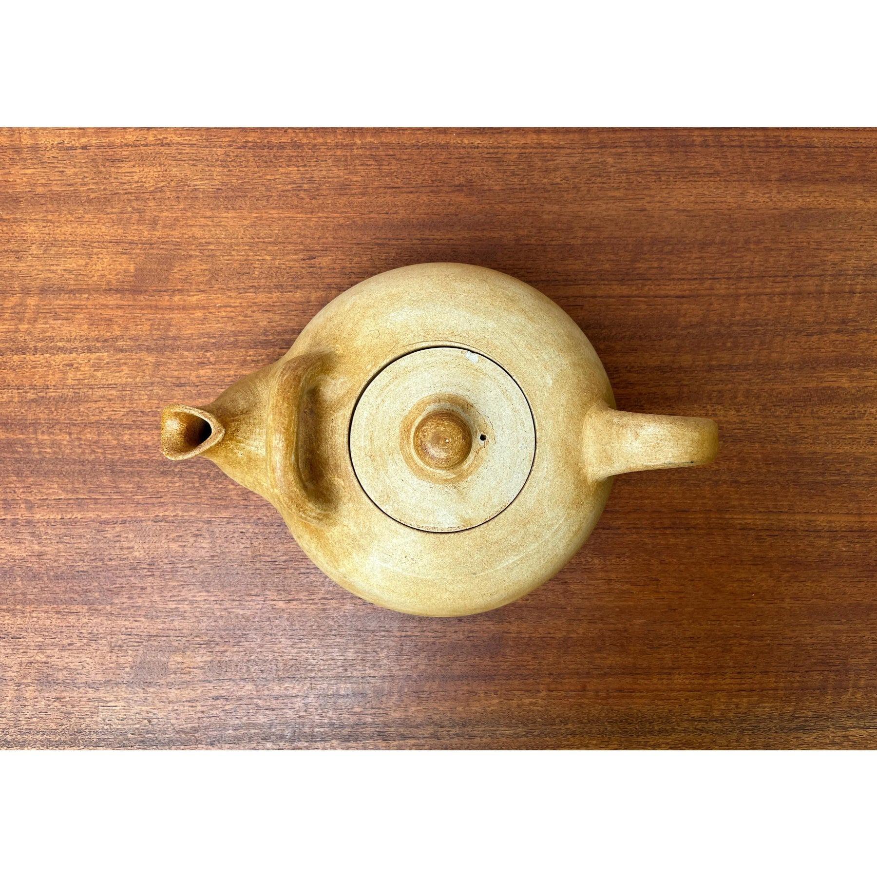 Große dänische Studio-Keramik-Teekanne aus der Jahrhundertmitte von Herman A. Kähler für Kähler, 1960er Jahre, in sehr gutem Zustand. Entworfen 1960 bis 1969 Dieses Stück hat eine Zuordnungsmarke.

Zusätzliche Informationen:
MATERIALIEN: