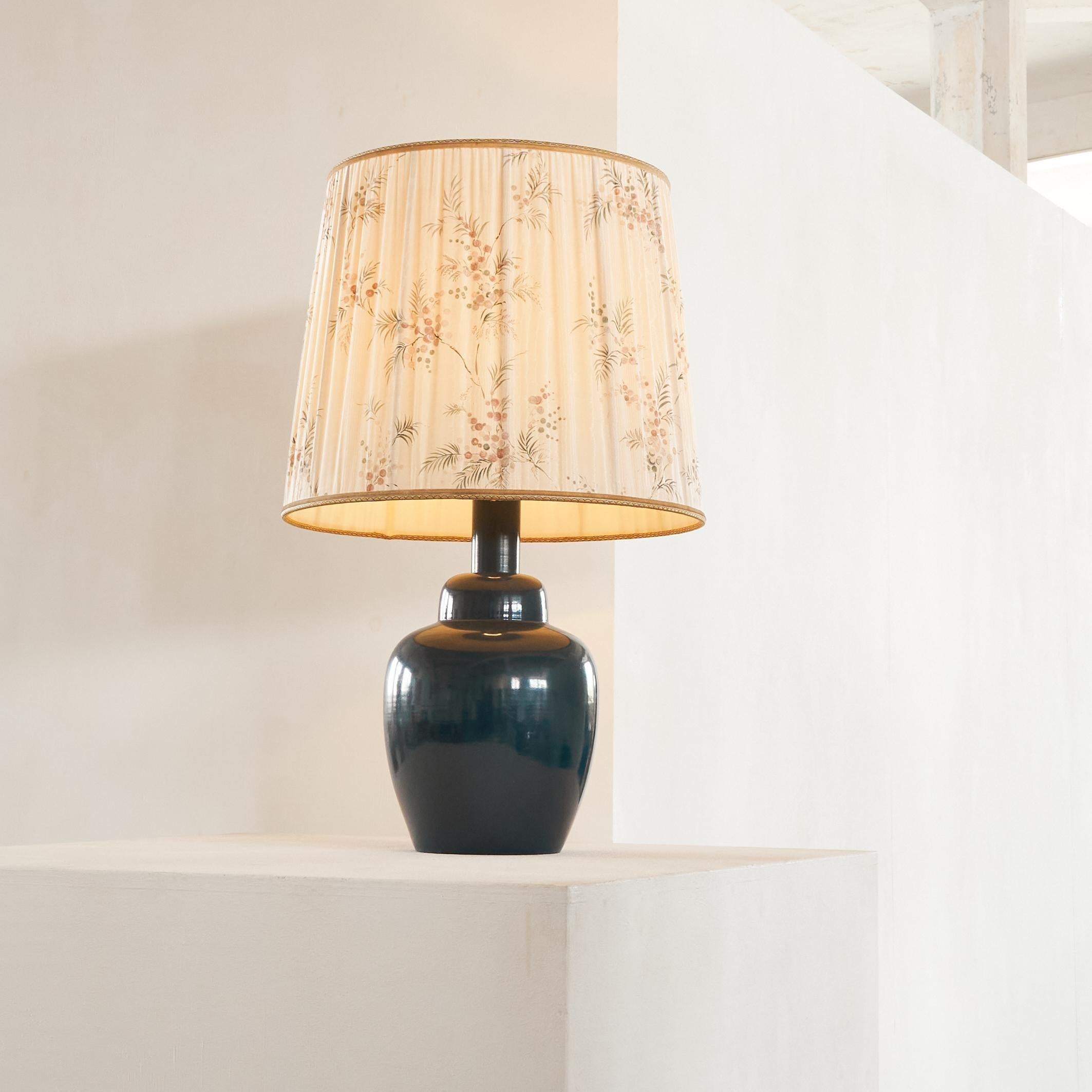 Lampe de table bleu foncé du milieu du siècle avec magnifique abat-jour d'origine 1960s

Grande et élégante lampe de table en poterie bleu foncé avec un abat-jour vintage désirable à décor floral. Pied de lampe très sobre, de forme intemporelle et