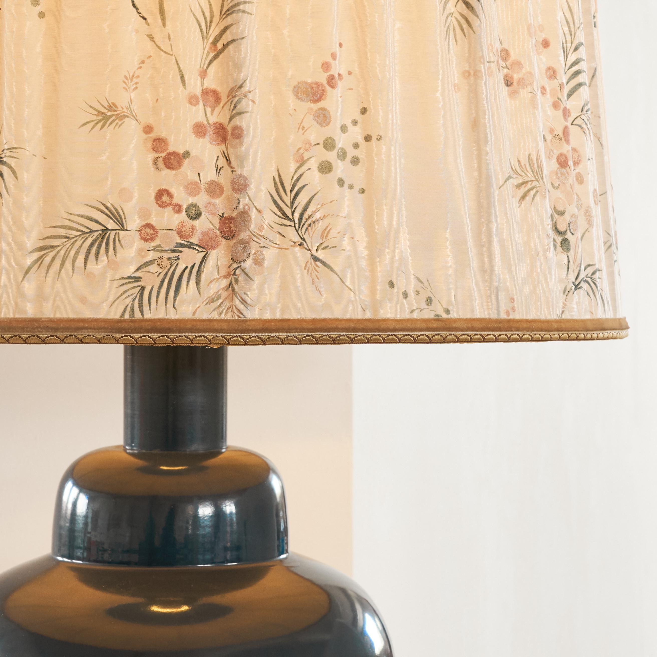 Mid-Century Modern Lampe de table bleu foncé du milieu du siècle avec magnifique abat-jour d'origine 1960s en vente