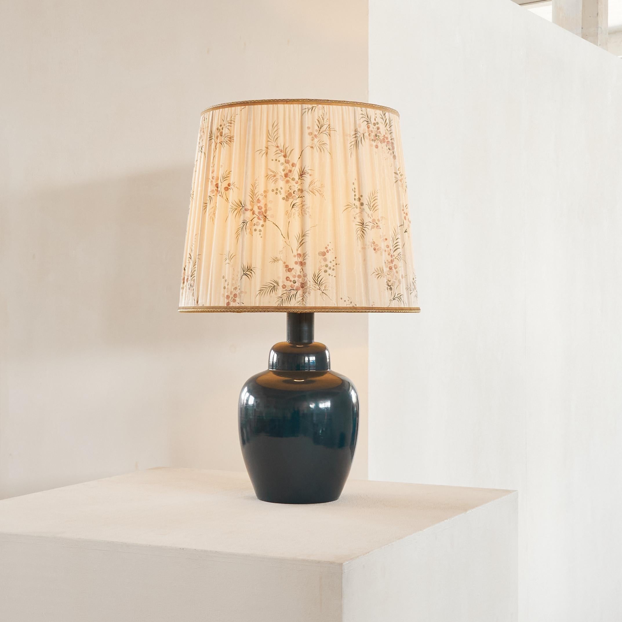 Inconnu Lampe de table bleu foncé du milieu du siècle avec magnifique abat-jour d'origine 1960s en vente