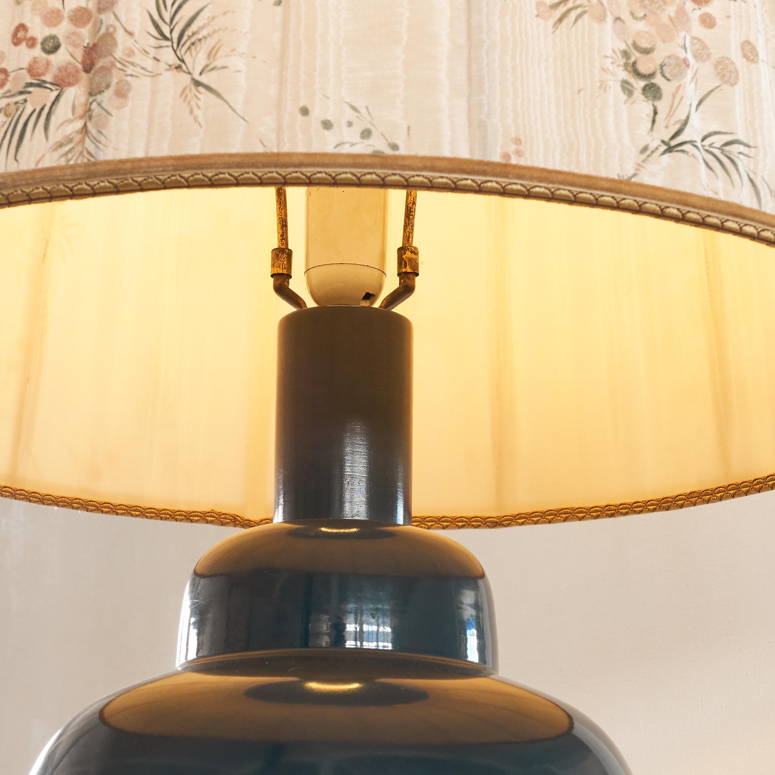 Fait main Lampe de table bleu foncé du milieu du siècle avec magnifique abat-jour d'origine 1960s en vente