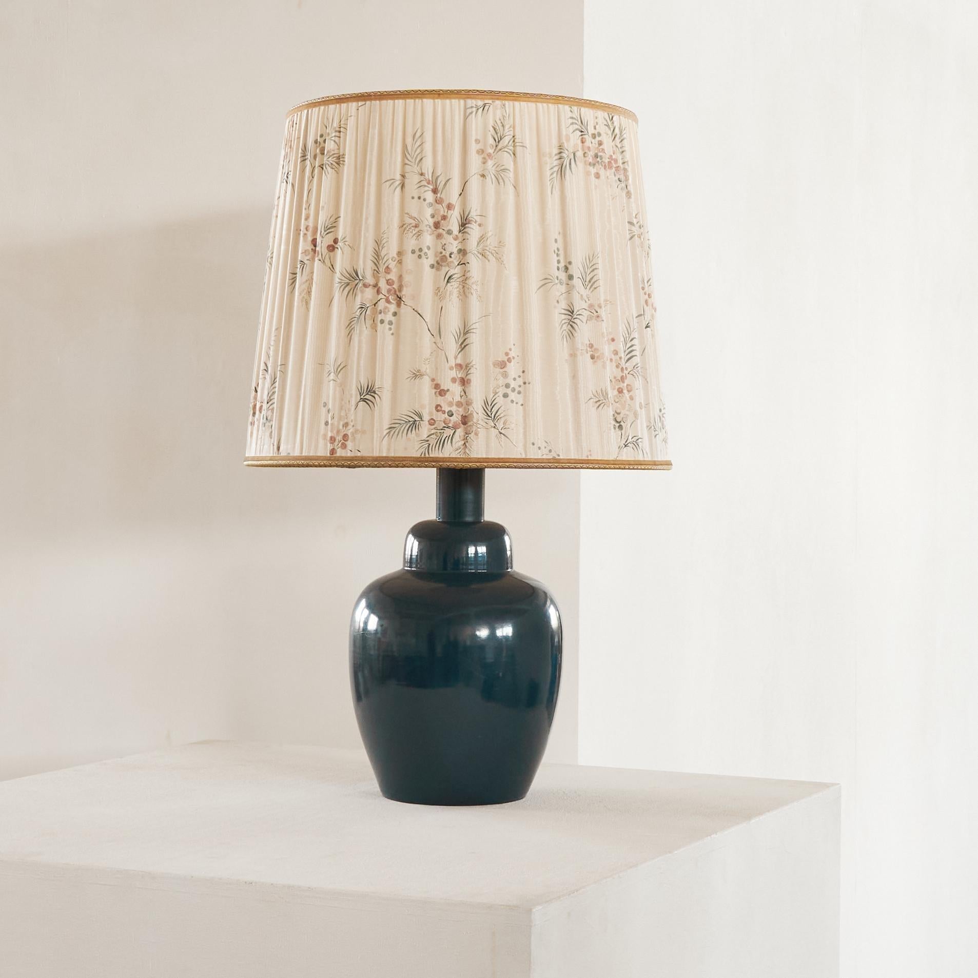 20ième siècle Lampe de table bleu foncé du milieu du siècle avec magnifique abat-jour d'origine 1960s en vente