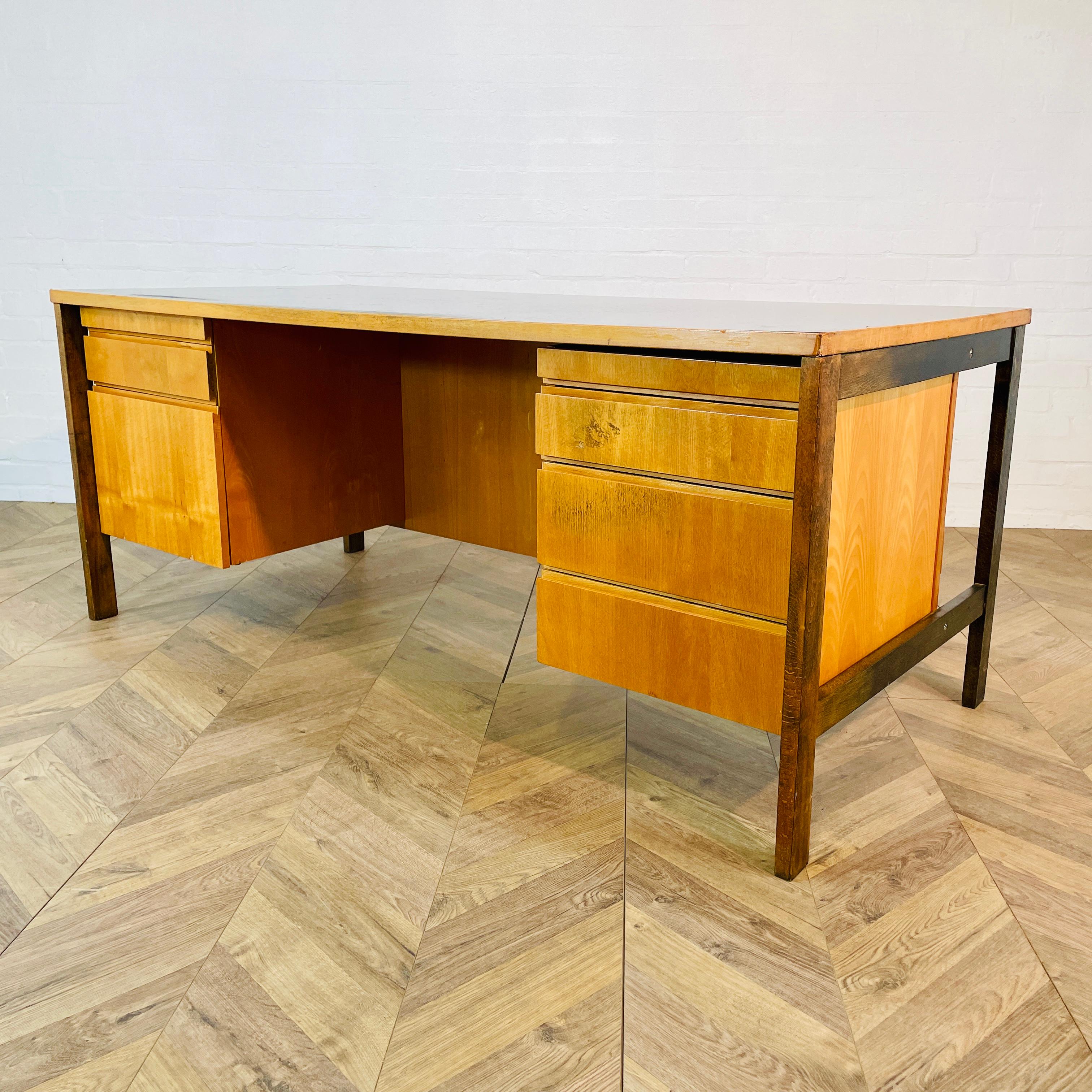 Ein schöner großer Chefschreibtisch von Jens Risom. Um 1960er.

Der Schreibtisch ist in gutem Vintage-Zustand mit kleinen altersbedingten Spuren und Schrammen. (siehe Fotos), mit einer sichtbaren Markierung auf der Oberseite, aber das hat keinen
