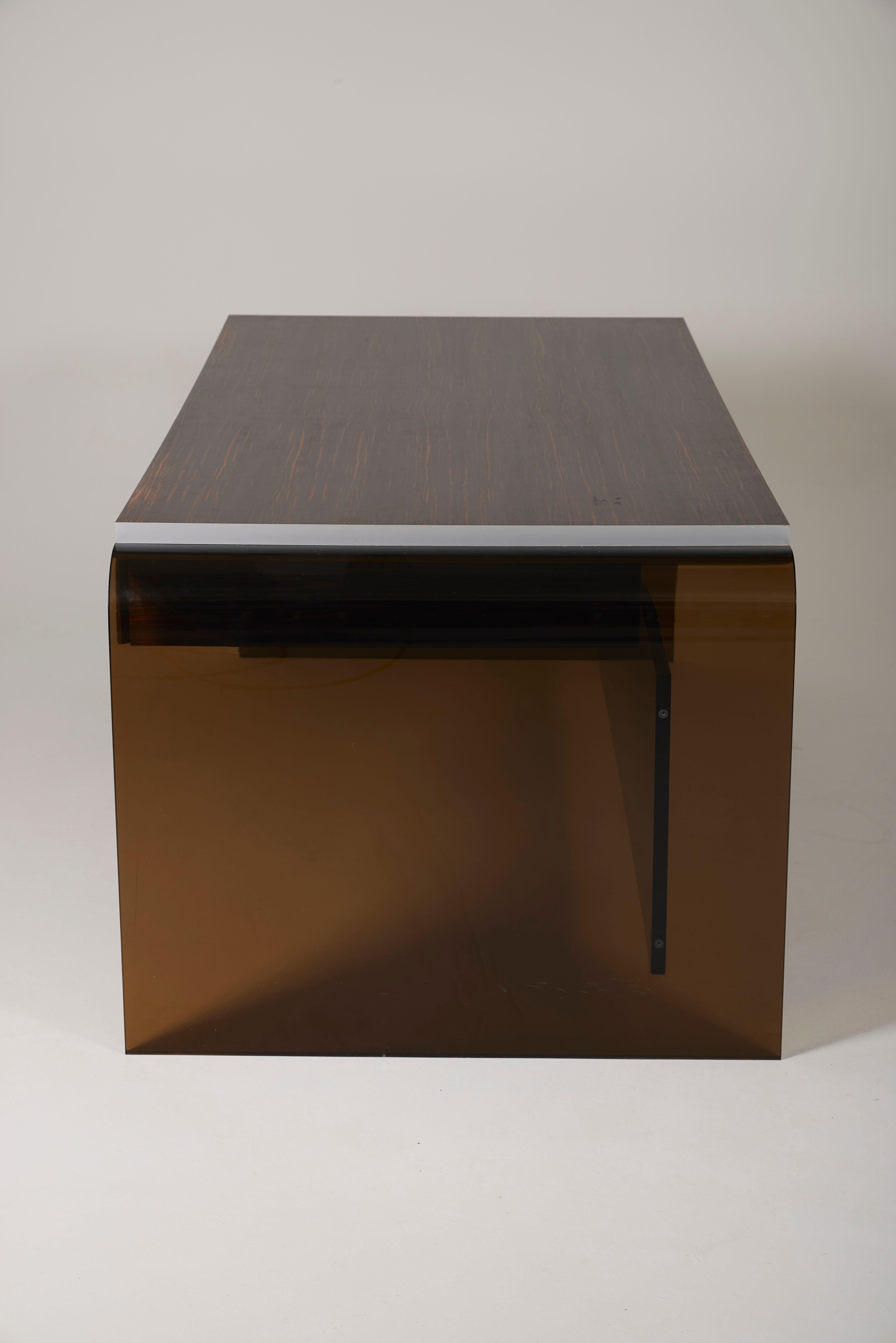 Mid-century large desk in plexiglass and ebony For Sale 2