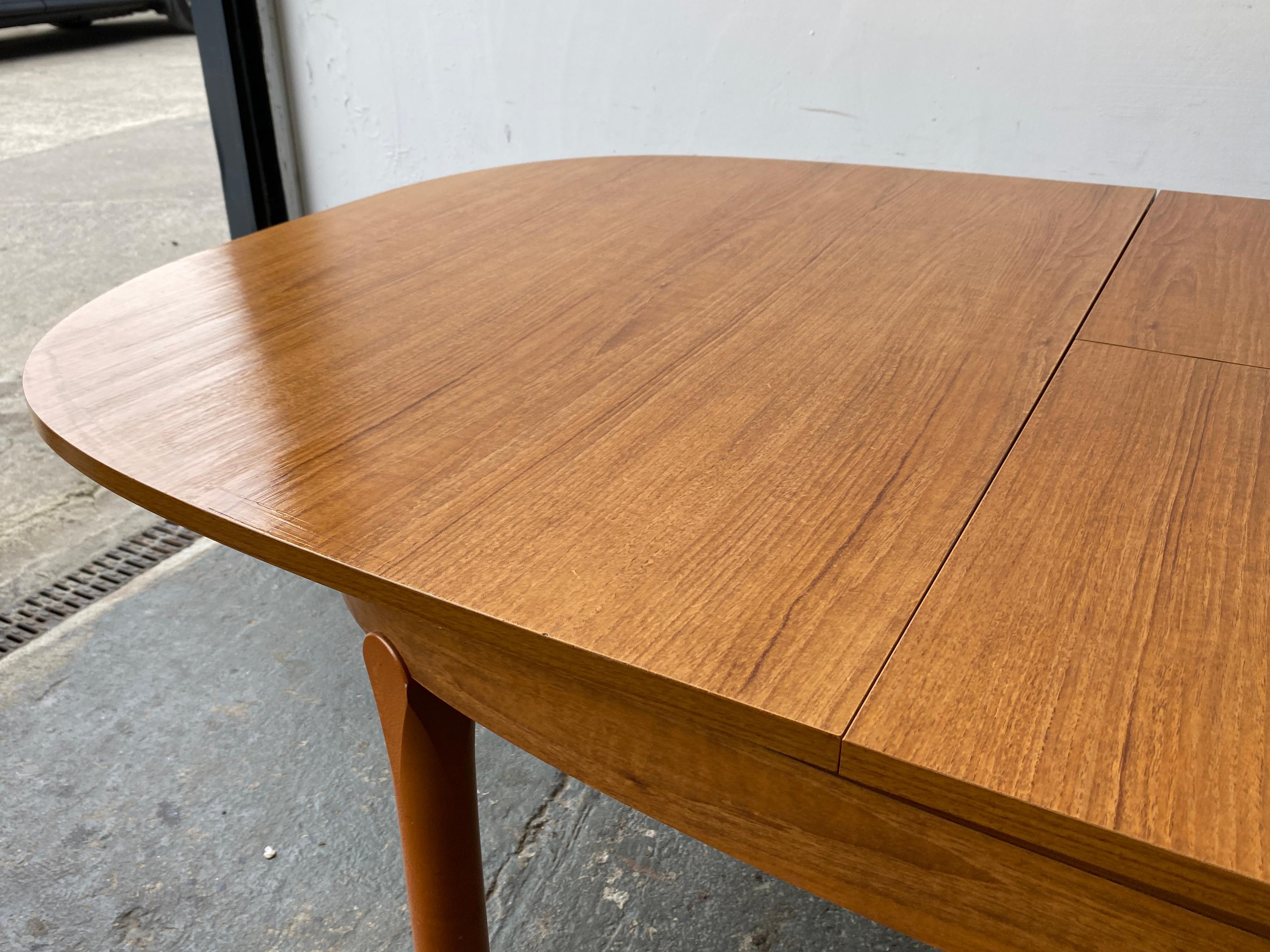 Großer Mid-Century-Esstisch von Schreiber Furniture im Angebot 4