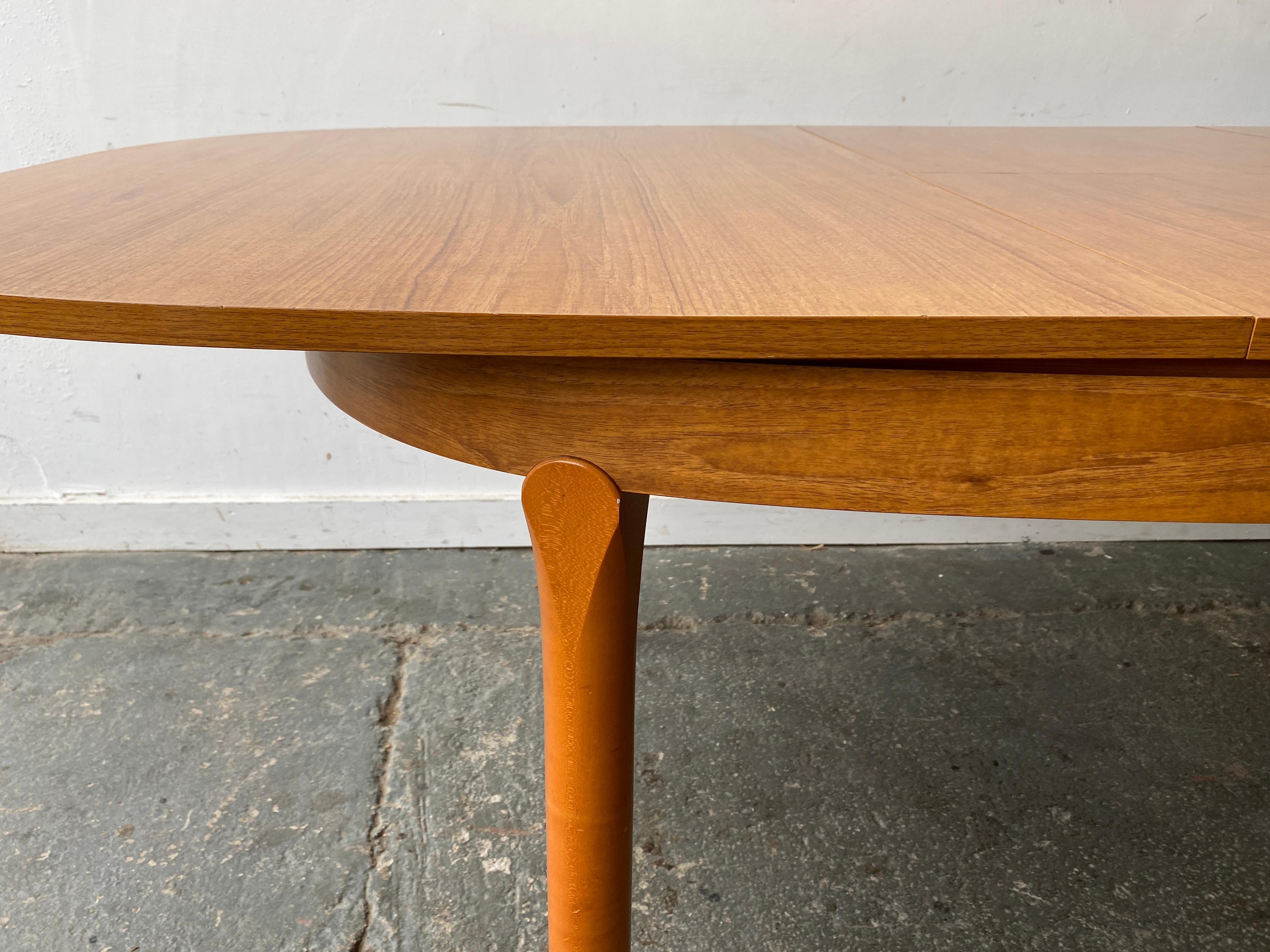 Großer Mid-Century-Esstisch von Schreiber Furniture im Angebot 5