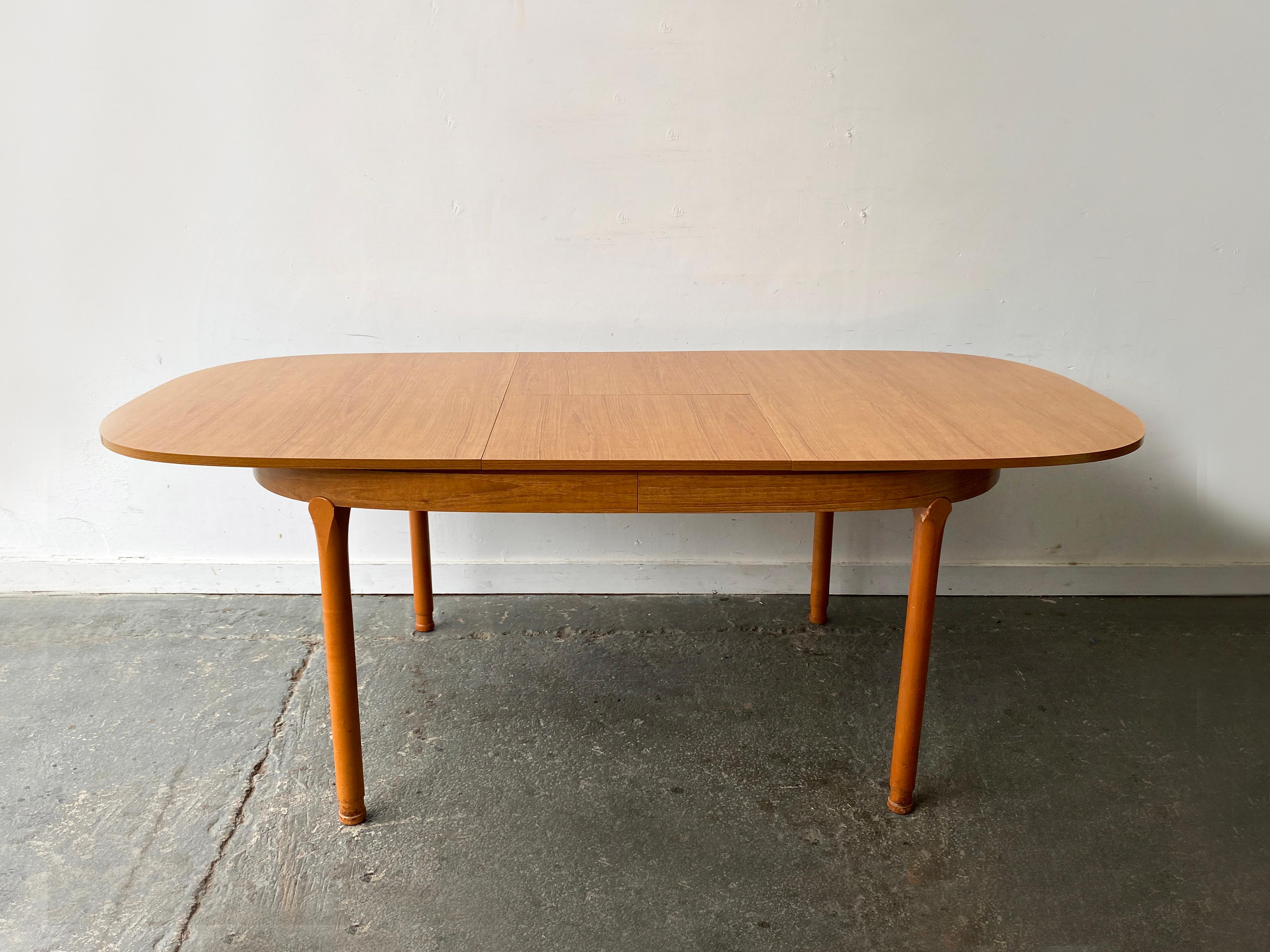 Das 1957 von Chaim Schreiber gegründete Unternehmen Schreiber Furniture wurde zu einer der großen britischen Erfolgsgeschichten der Jahrhundertmitte. In den 1970er Jahren war die Marke neben G-Plan und anderen führenden Herstellern mit 280 eigenen