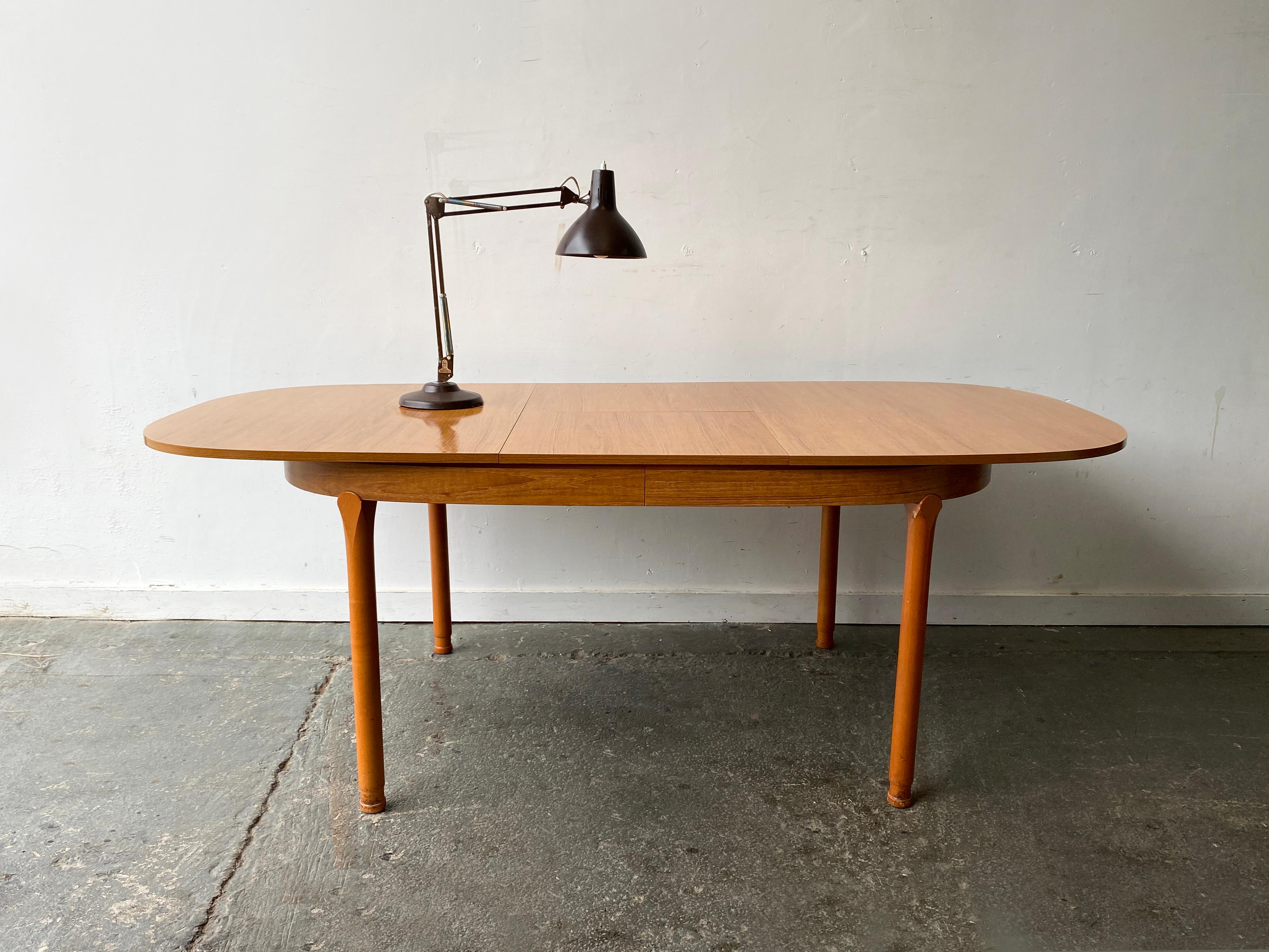 Großer Mid-Century-Esstisch von Schreiber Furniture (20. Jahrhundert) im Angebot