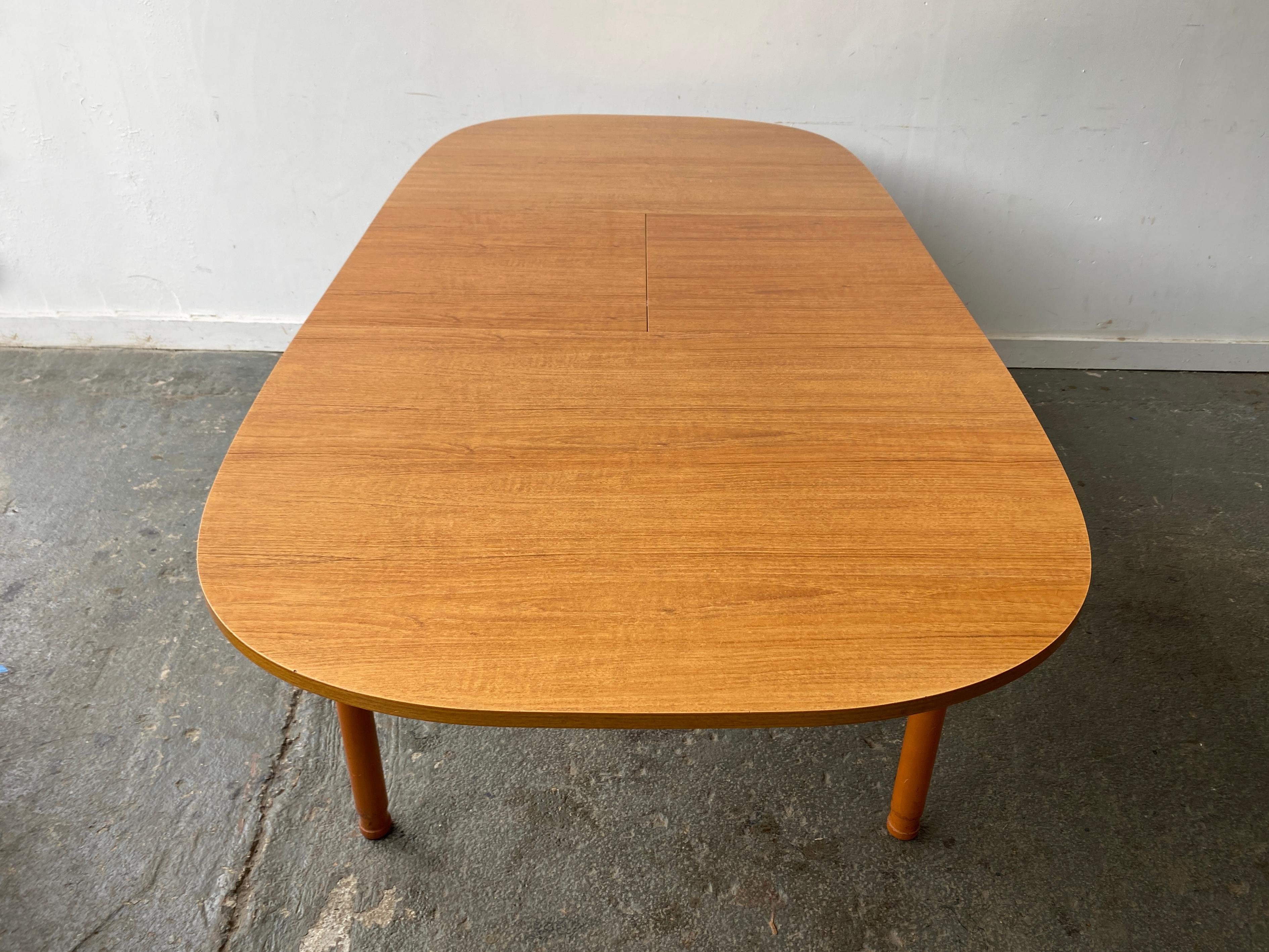 Großer Mid-Century-Esstisch von Schreiber Furniture (Formica) im Angebot