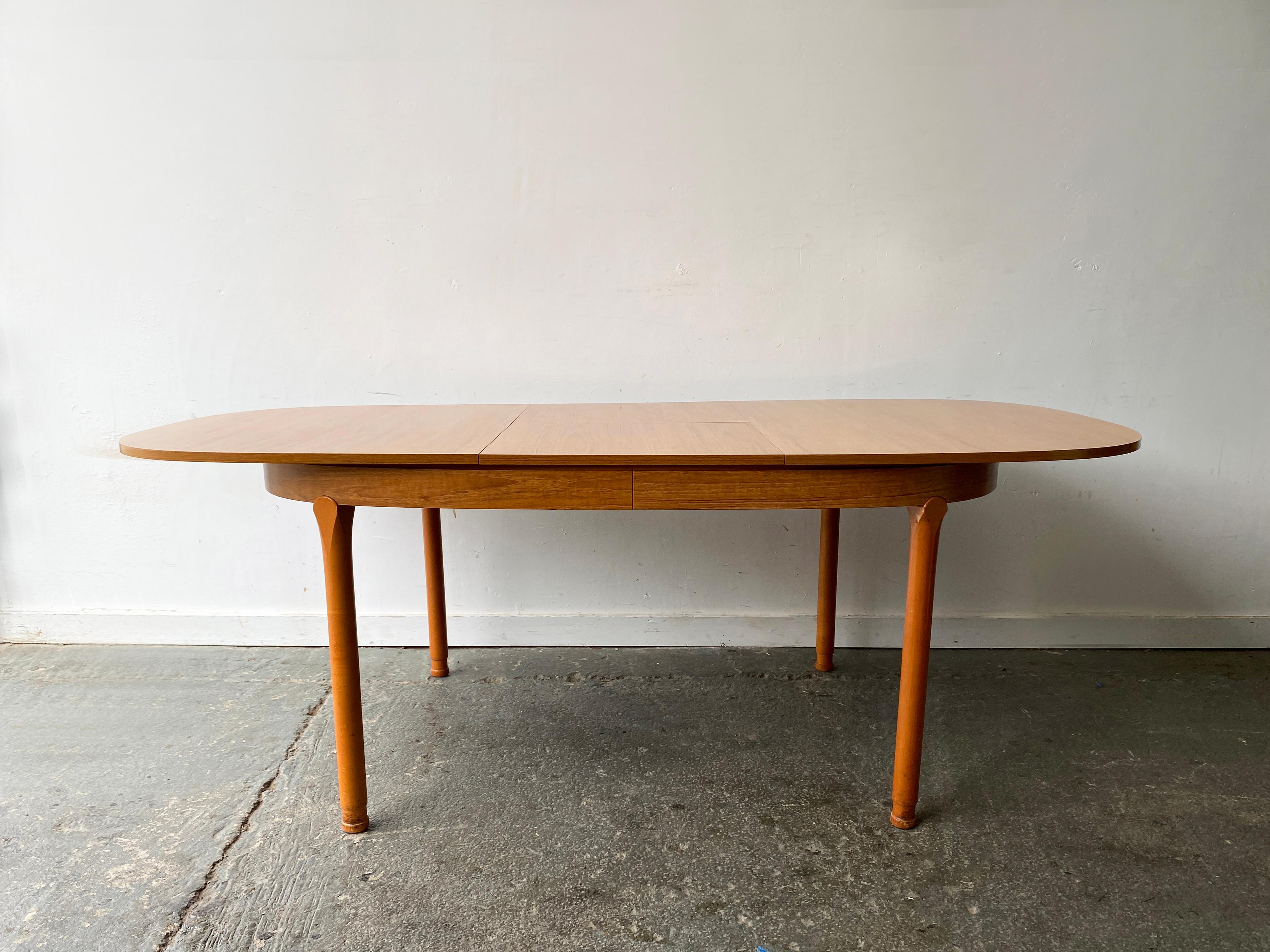 Großer Mid-Century-Esstisch von Schreiber Furniture im Angebot 1