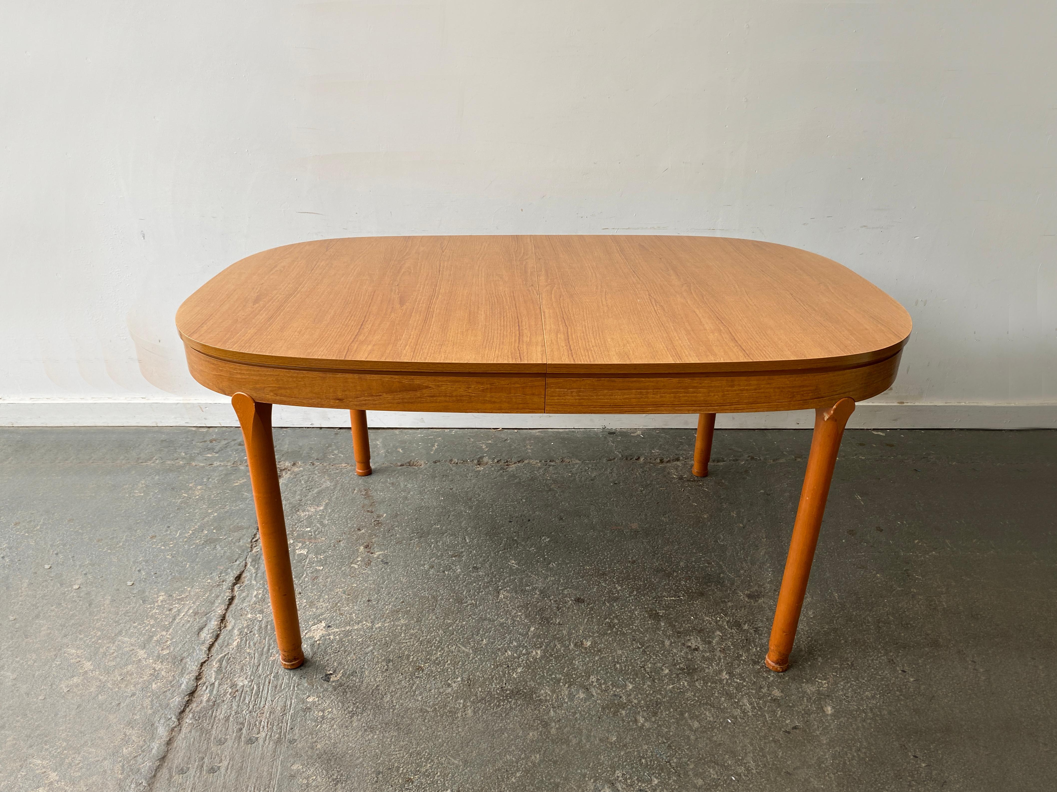 Großer Mid-Century-Esstisch von Schreiber Furniture im Angebot 2