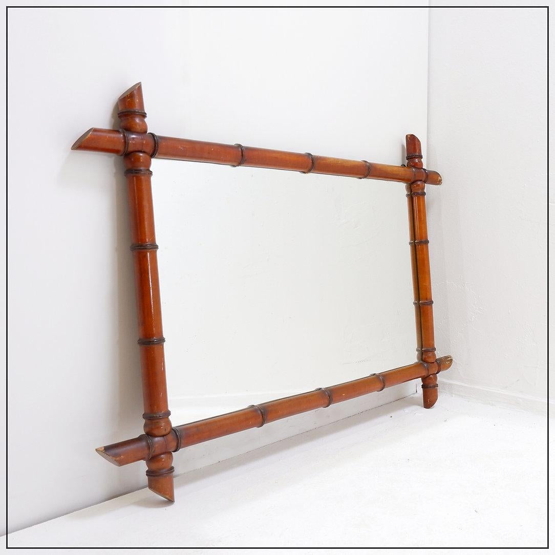 Grand miroir mural en faux bambou du milieu du siècle dernier
Style Wabi Sabi - Décoration - Brutaliste
Dimensions : 103x5,5cm H:75,5cm 
MATERIAL : Bois - Miroir en verre
Usures dues à l'âge et à l'utilisation : Voir Photos 