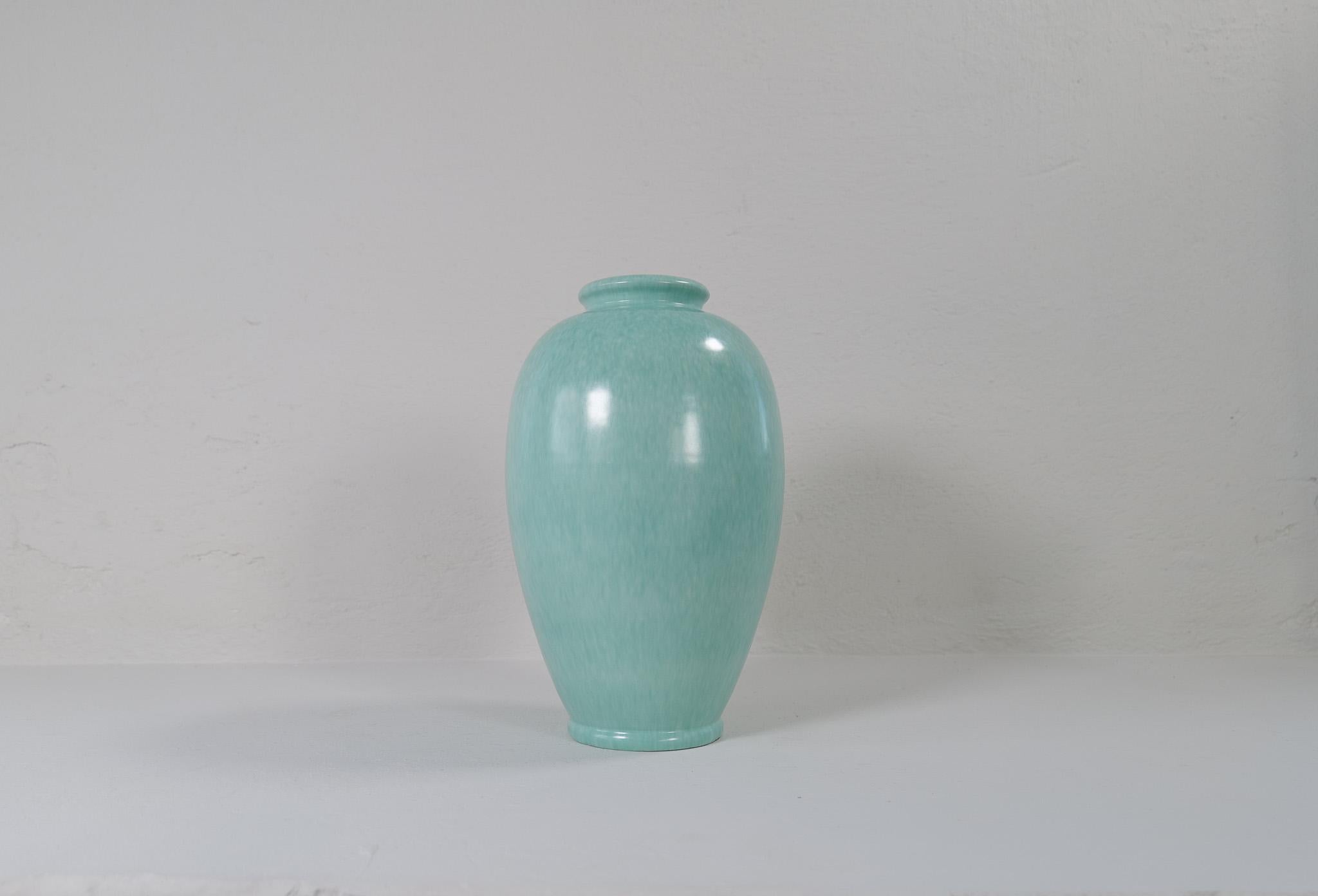 Questo meraviglioso vaso da terra scolpito è stato creato/disegnato da John Andersson per Höganäs Keramik Svezia 1960.
La forma e lo smalto turchese sono straordinari. 

Buone condizioni vintage. 

Dimensioni: altezza 40 cm diametro della parte