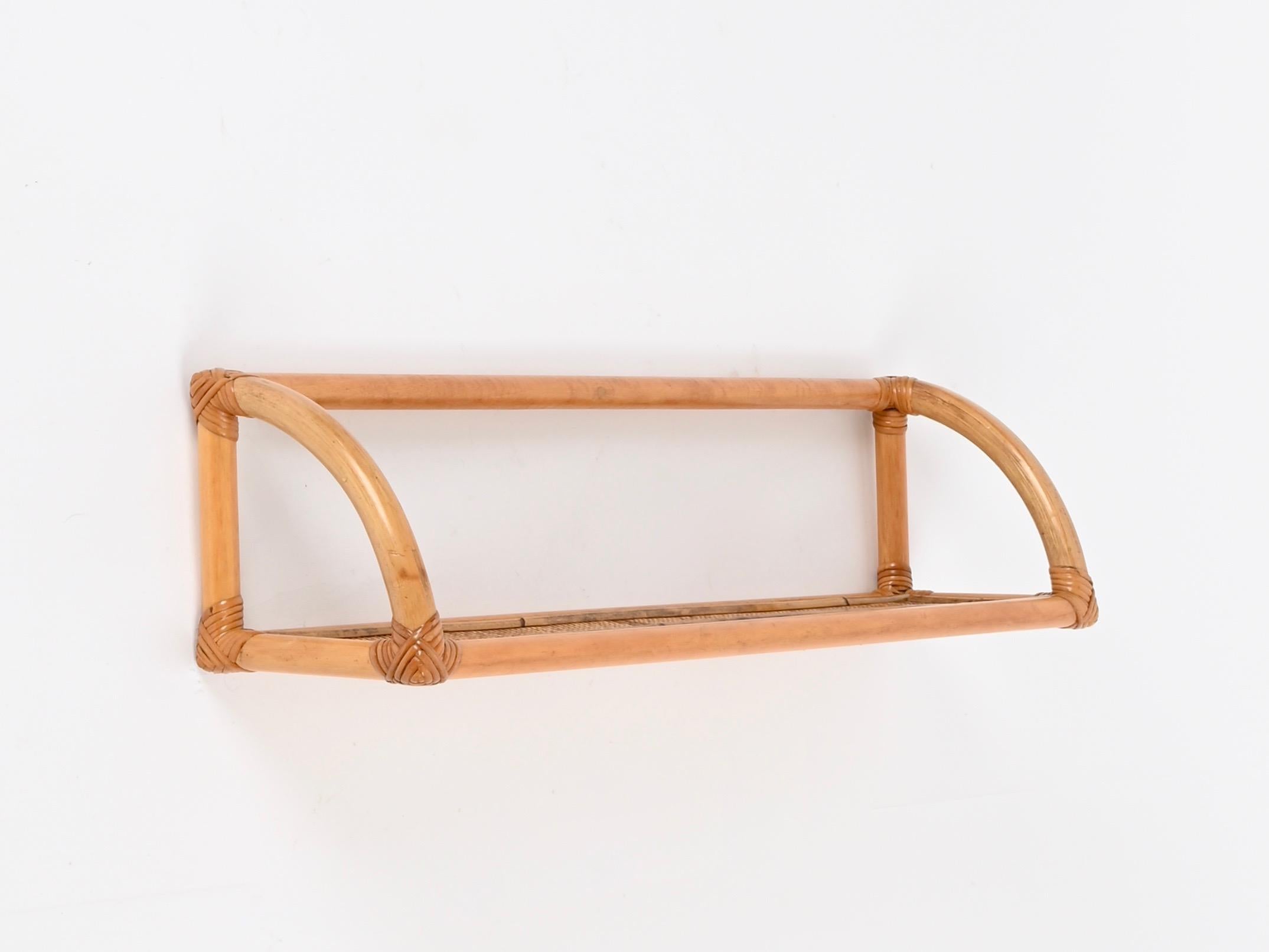 Wonderful Mid-Century large organic wall shelf entirely made of bamboo, rattan, and hand-woven wicker. This stunning piece was likely designed by Vivai del Sud in Italy during the 1970s.

In fantastic condition, featuring a beautiful warm tone and