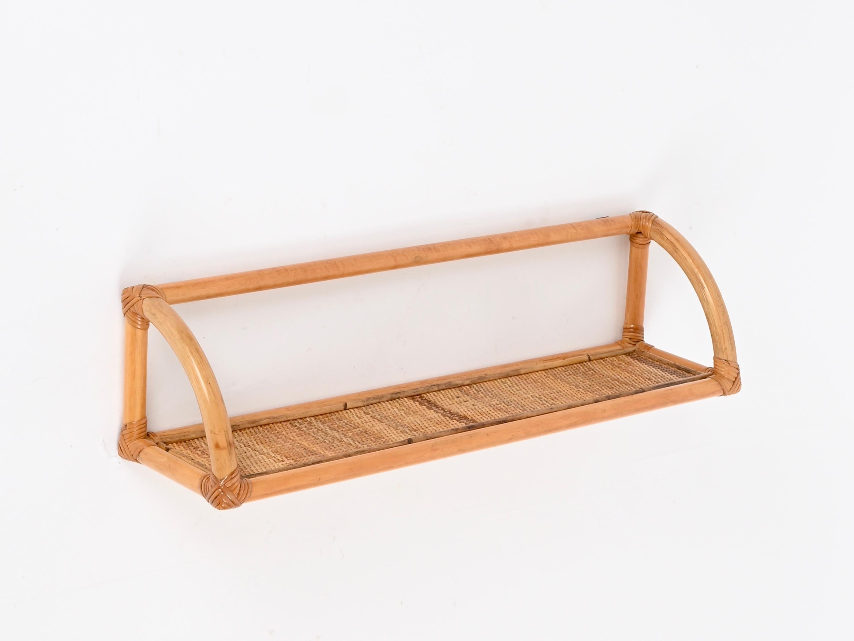 Mid-Century moderno Mid-Century Large French Riviera Shelf in Bamboo, Rattan and Wicker, Italy 1970s in vendita
