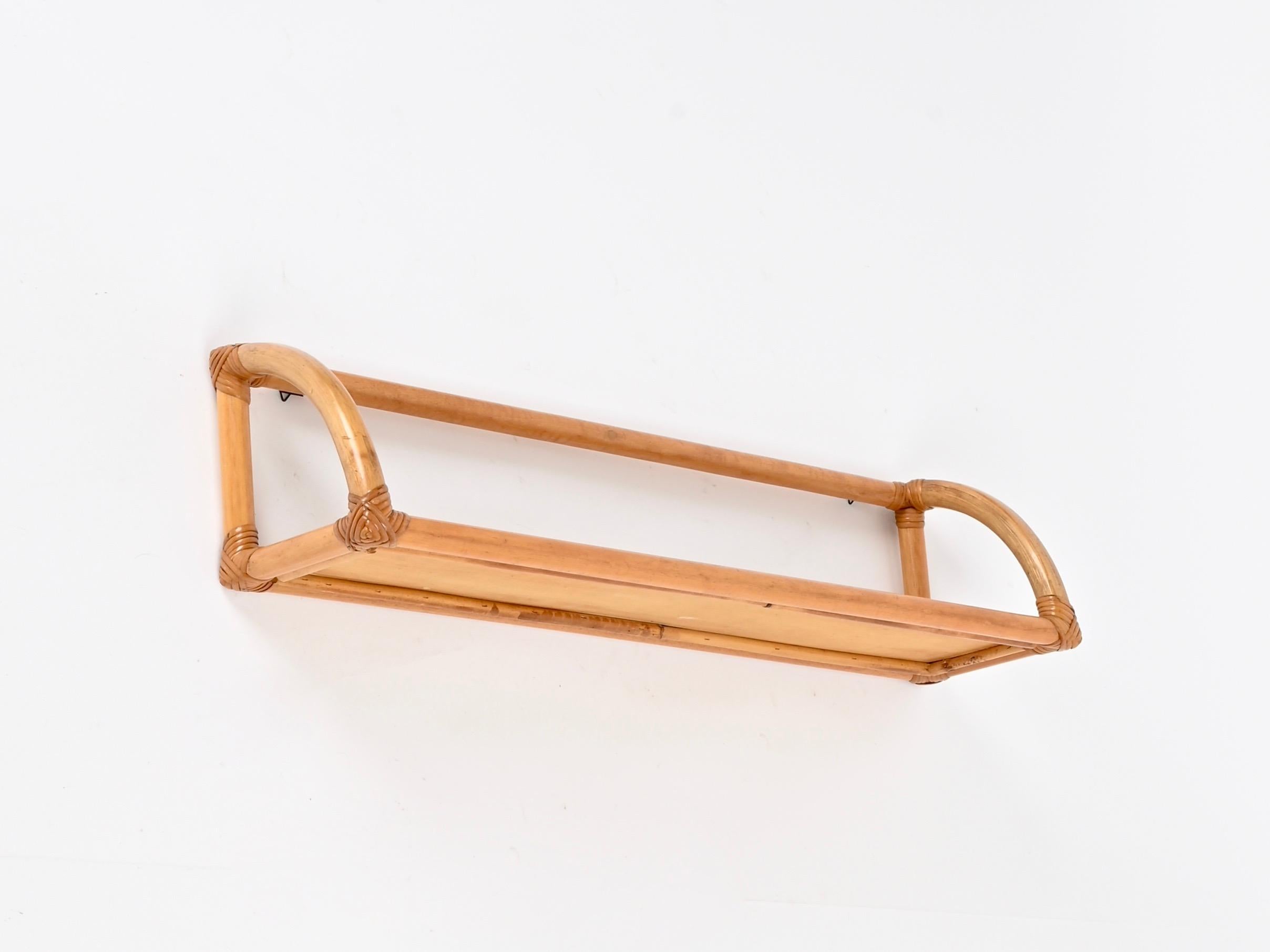 Fatto a mano Mid-Century Large French Riviera Shelf in Bamboo, Rattan and Wicker, Italy 1970s in vendita