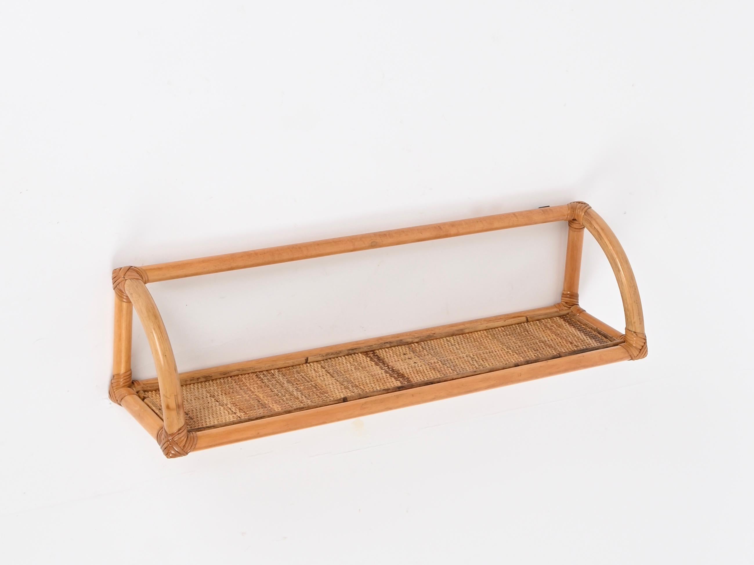 Bambù Mid-Century Large French Riviera Shelf in Bamboo, Rattan and Wicker, Italy 1970s in vendita