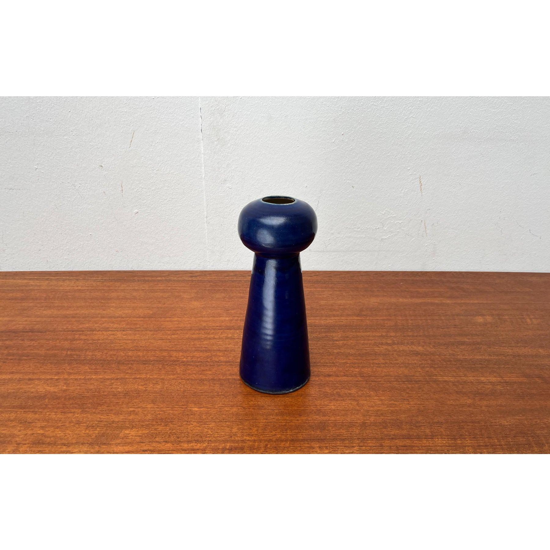 Vaso di Studio Pottery tedesco di Hubertus Menzel, anni '60, in ottime condizioni. Progettato tra il 1960 e il 1969 Questo pezzo ha un marchio di attribuzione.

Informazioni aggiuntive:
Materiali: Ceramica
Colore: blu
Stili: Medioevo Moderno
Paese