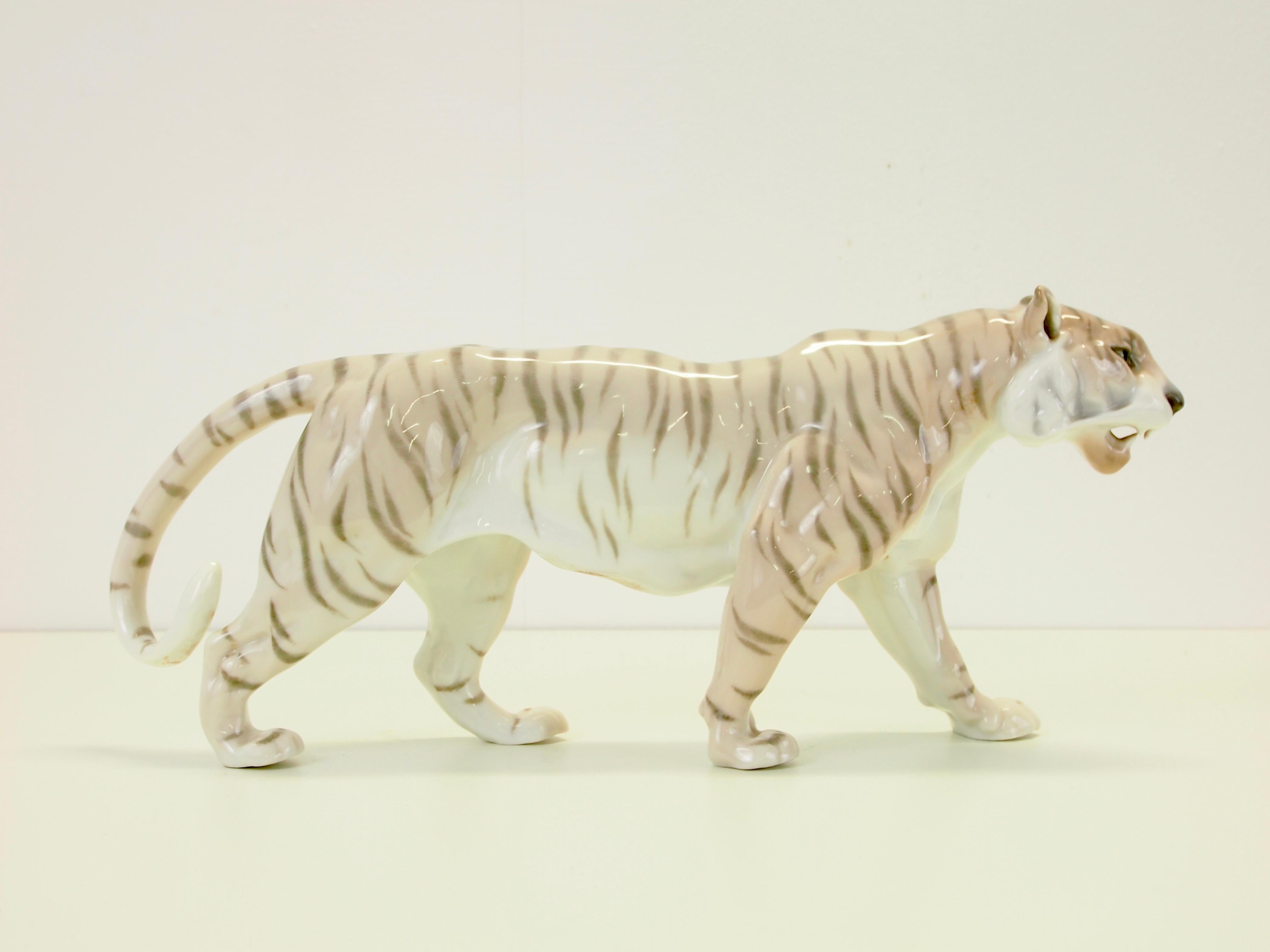 Midcentury porcelain German tiger figurine attributed to Theodor Karner or Willy Zugel for Rosenthal.

This figurine is a really high end porcelain piece d'art with very fine details and a beautiful soft tone decoration.

The measurements are H