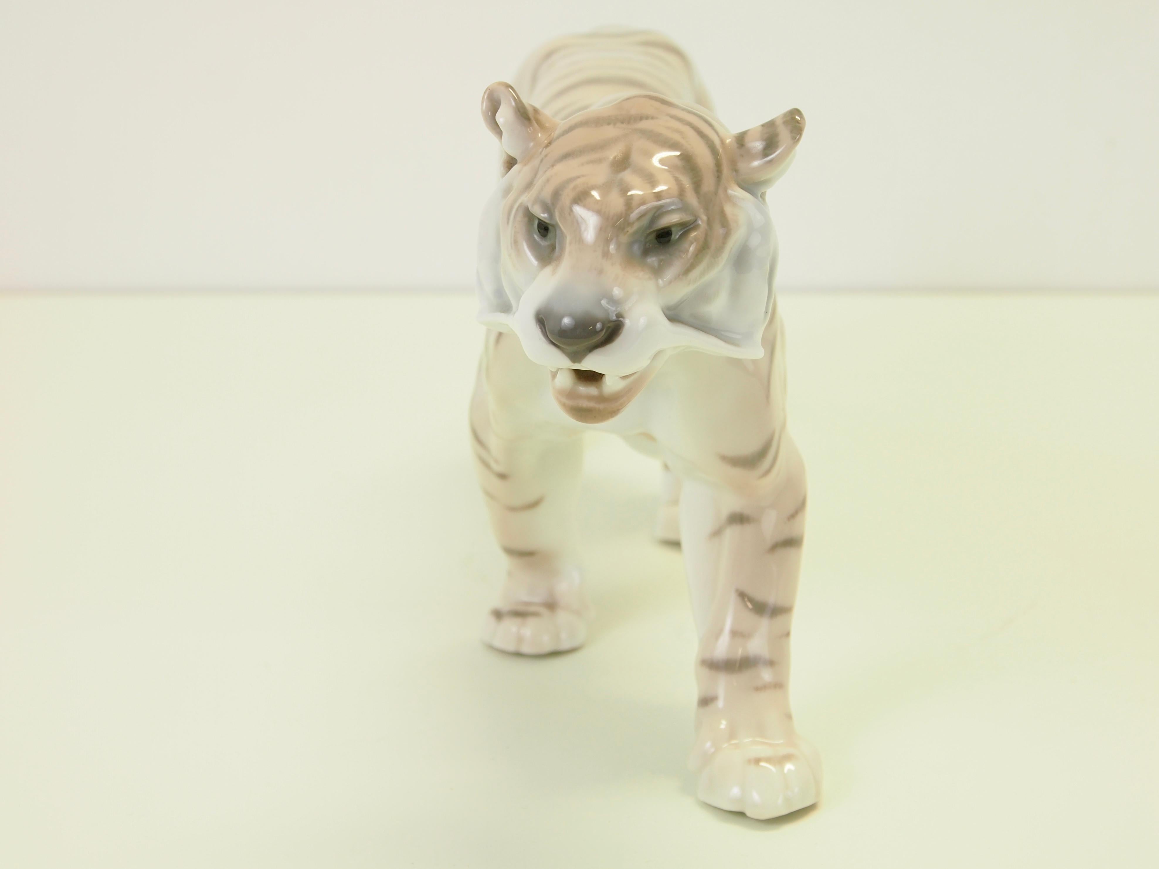 Midcentury Large German Tiger Porcelain Figurine In Good Condition In Hilversum, Noord Holland
