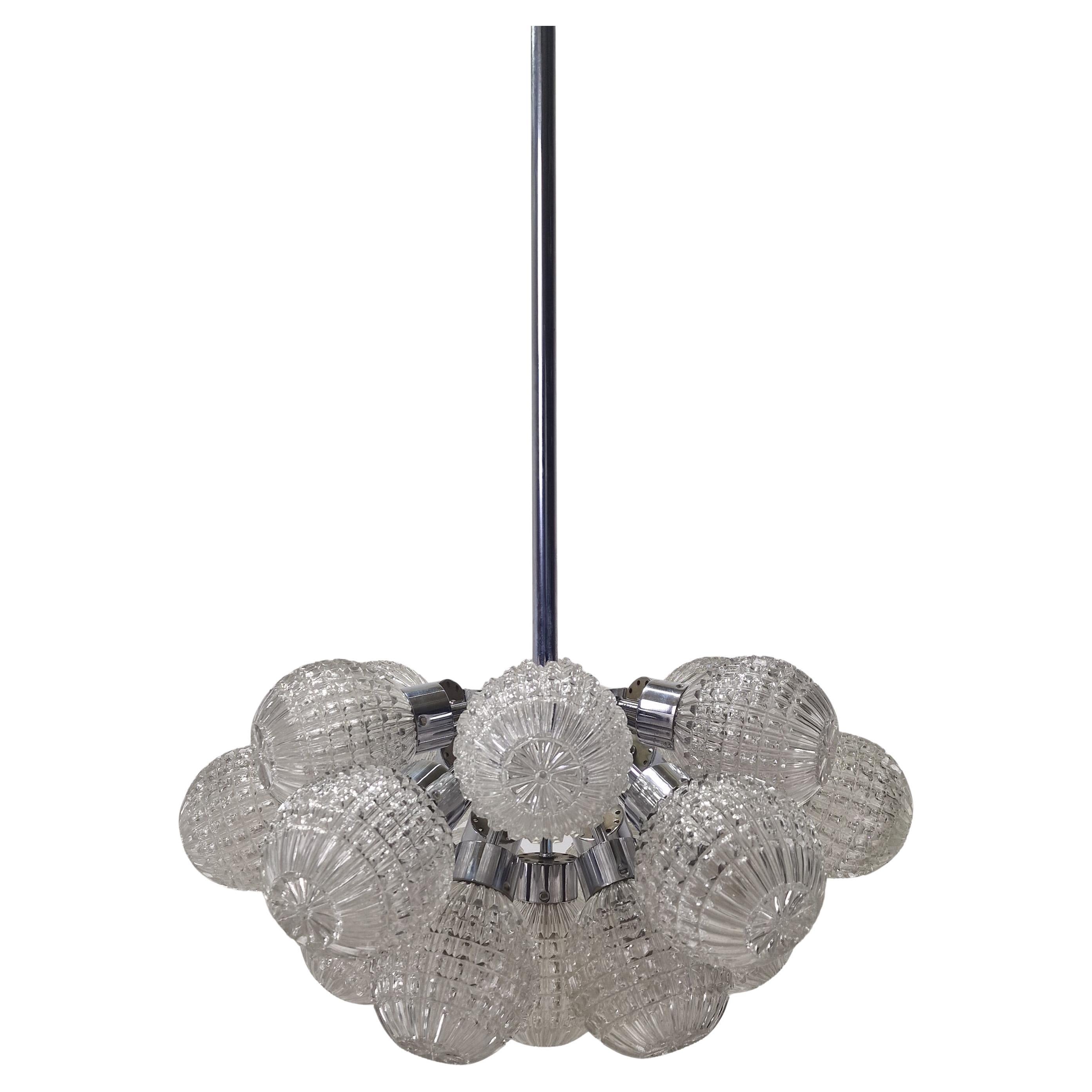 Spettacolare lampadario della metà del secolo scorso progettato da Richard Essig in Germania, intorno agli anni Sessanta.
Questo imponente pezzo è caratterizzato da 19 globi di vetro testurizzato, ciascuno splendidamente realizzato con una