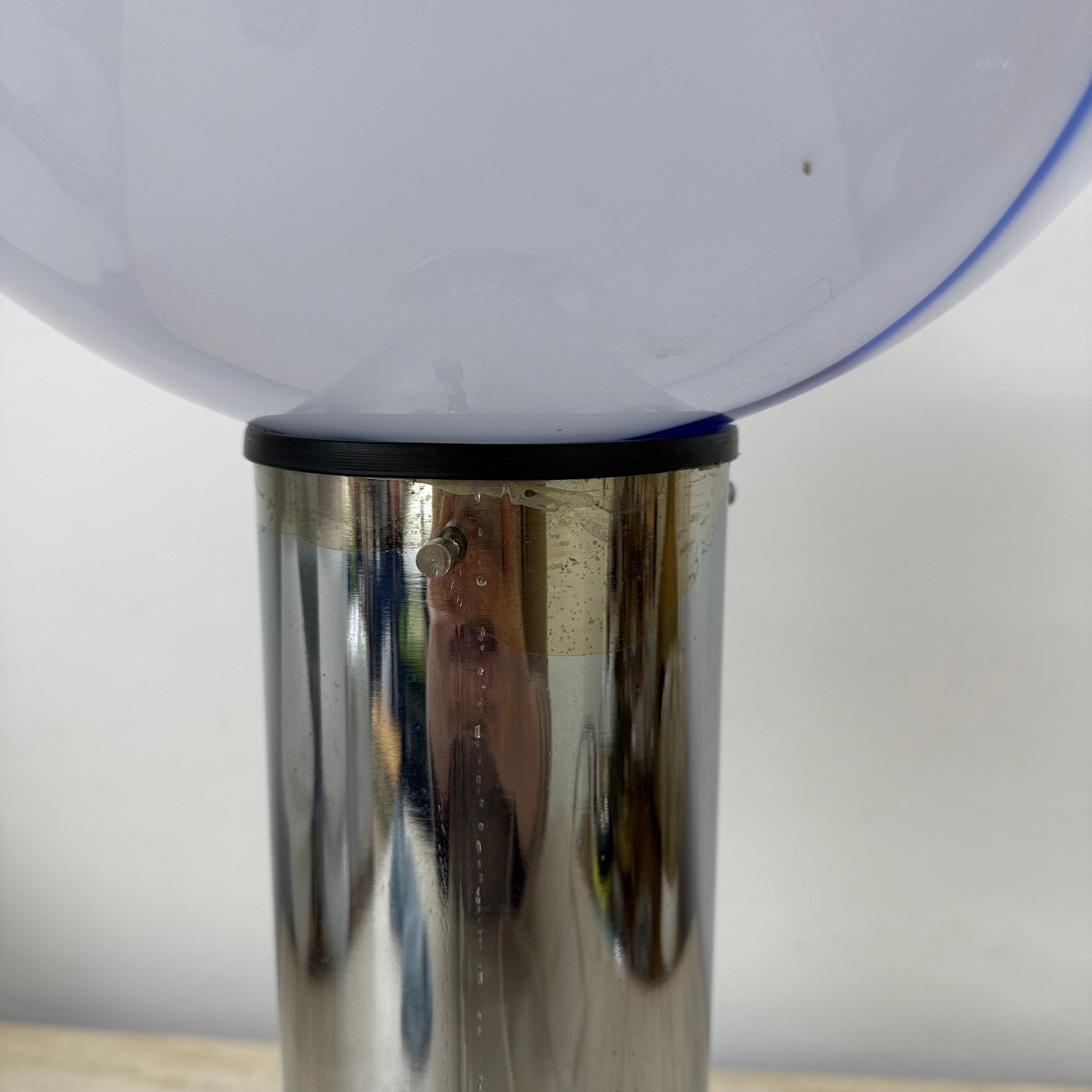 Mid - century Large lampe de table en verre avec tourbillon bleu , 1970 Italie en vente 4