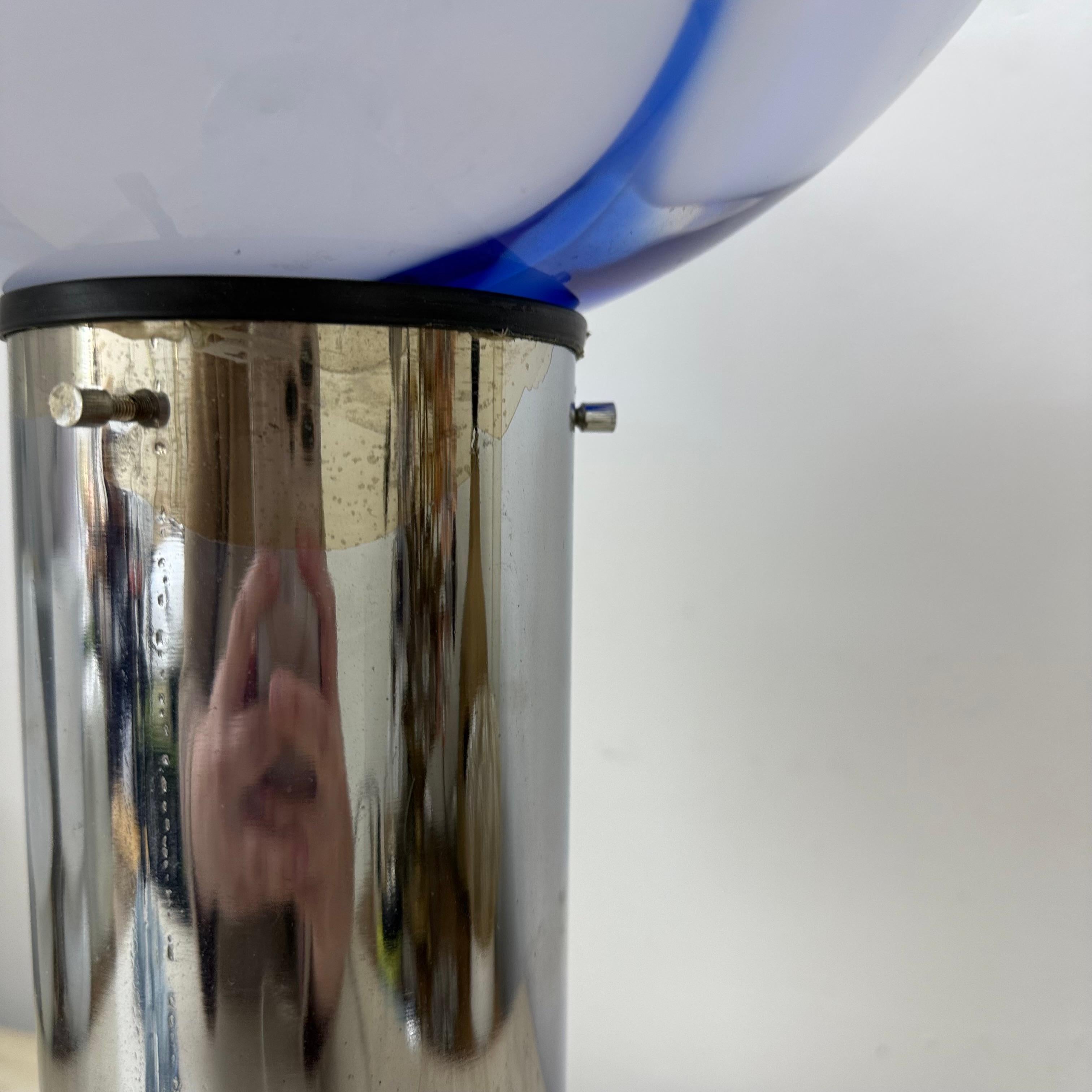 Mid - century Large lampe de table en verre avec tourbillon bleu , 1970 Italie en vente 5