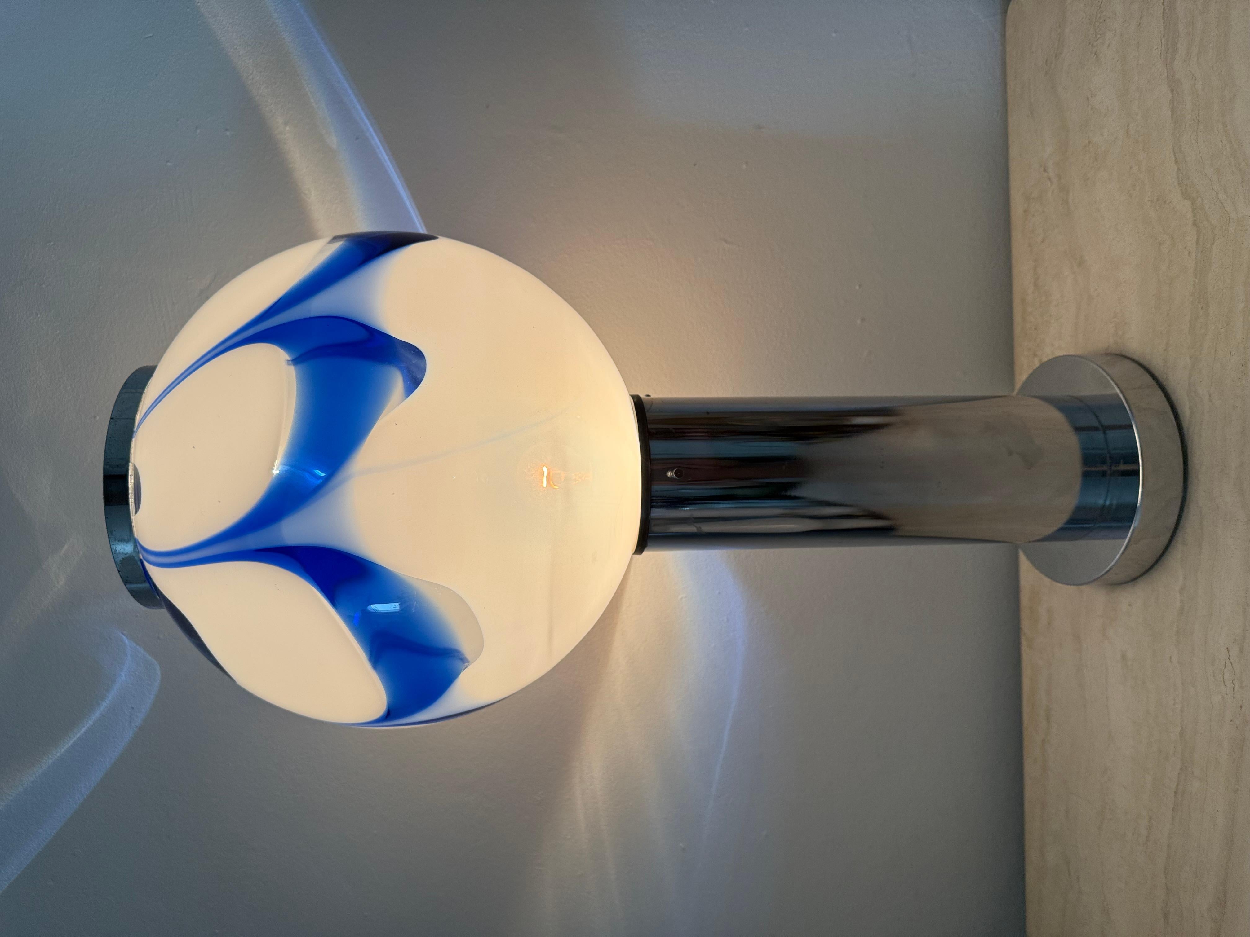 Mid - century Large lampe de table en verre avec tourbillon bleu , 1970 Italie en vente 6