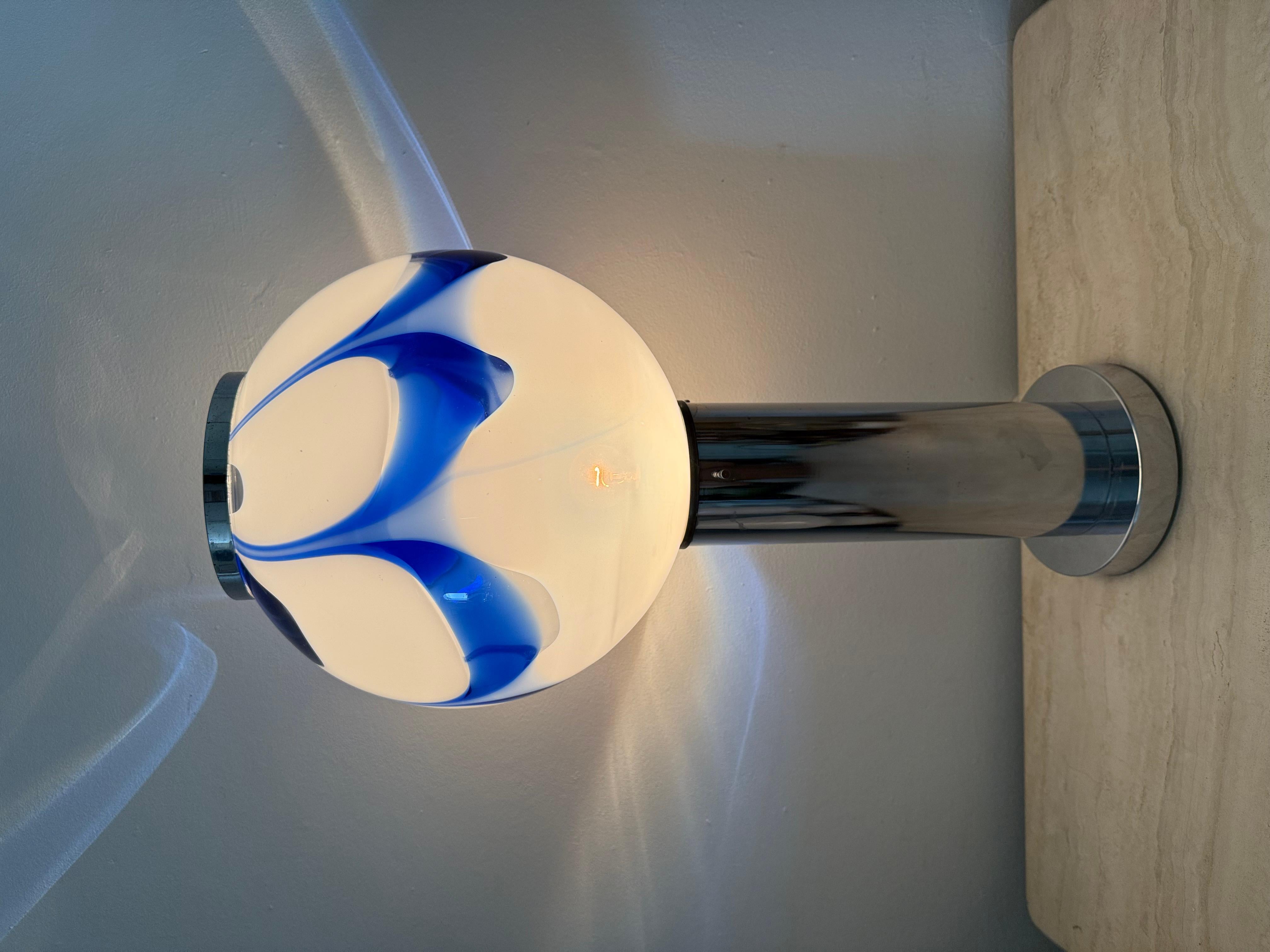 Mid - century Large lampe de table en verre avec tourbillon bleu , 1970 Italie en vente 7