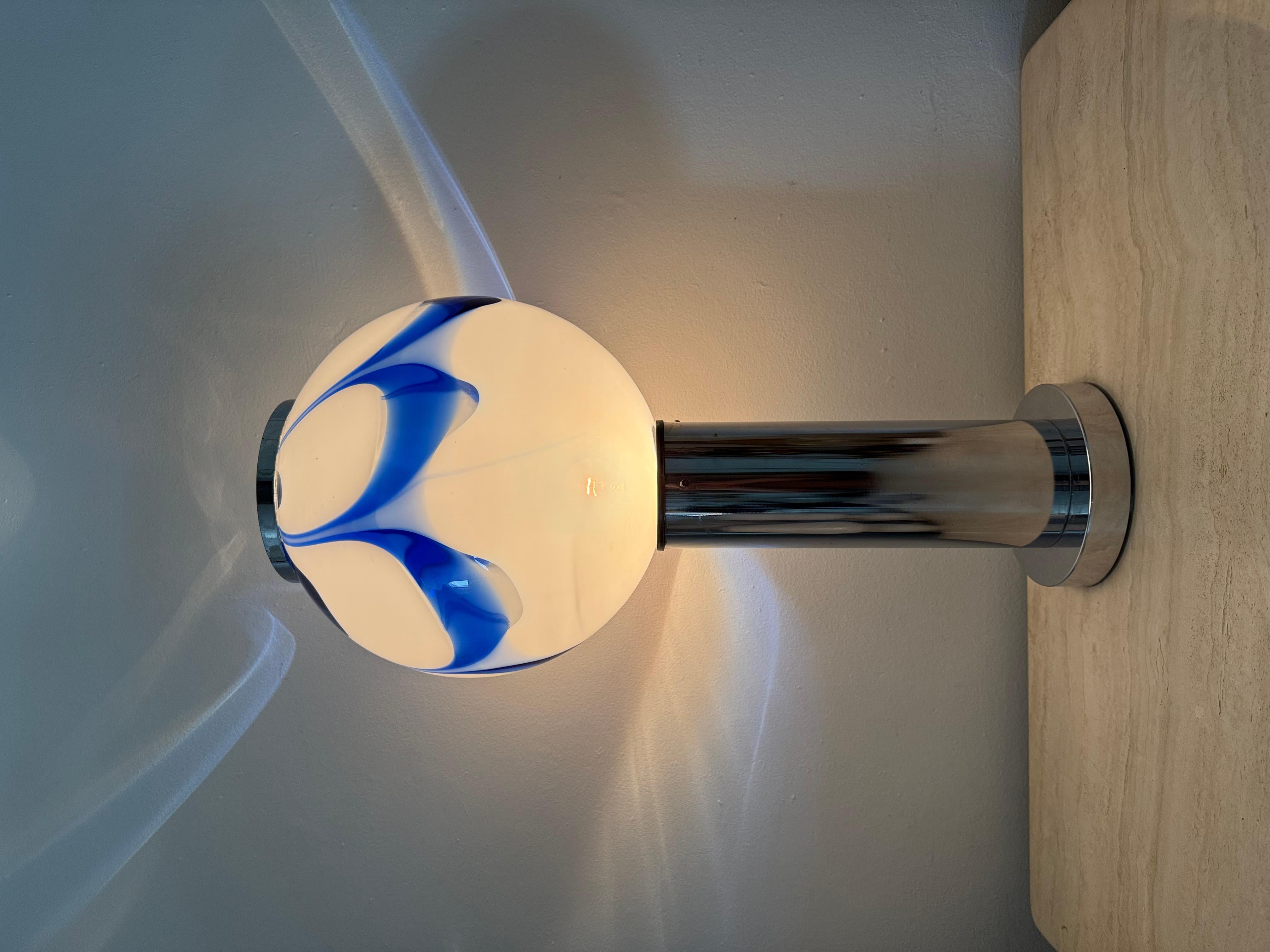 Mid - century Large lampe de table en verre avec tourbillon bleu , 1970 Italie en vente 8