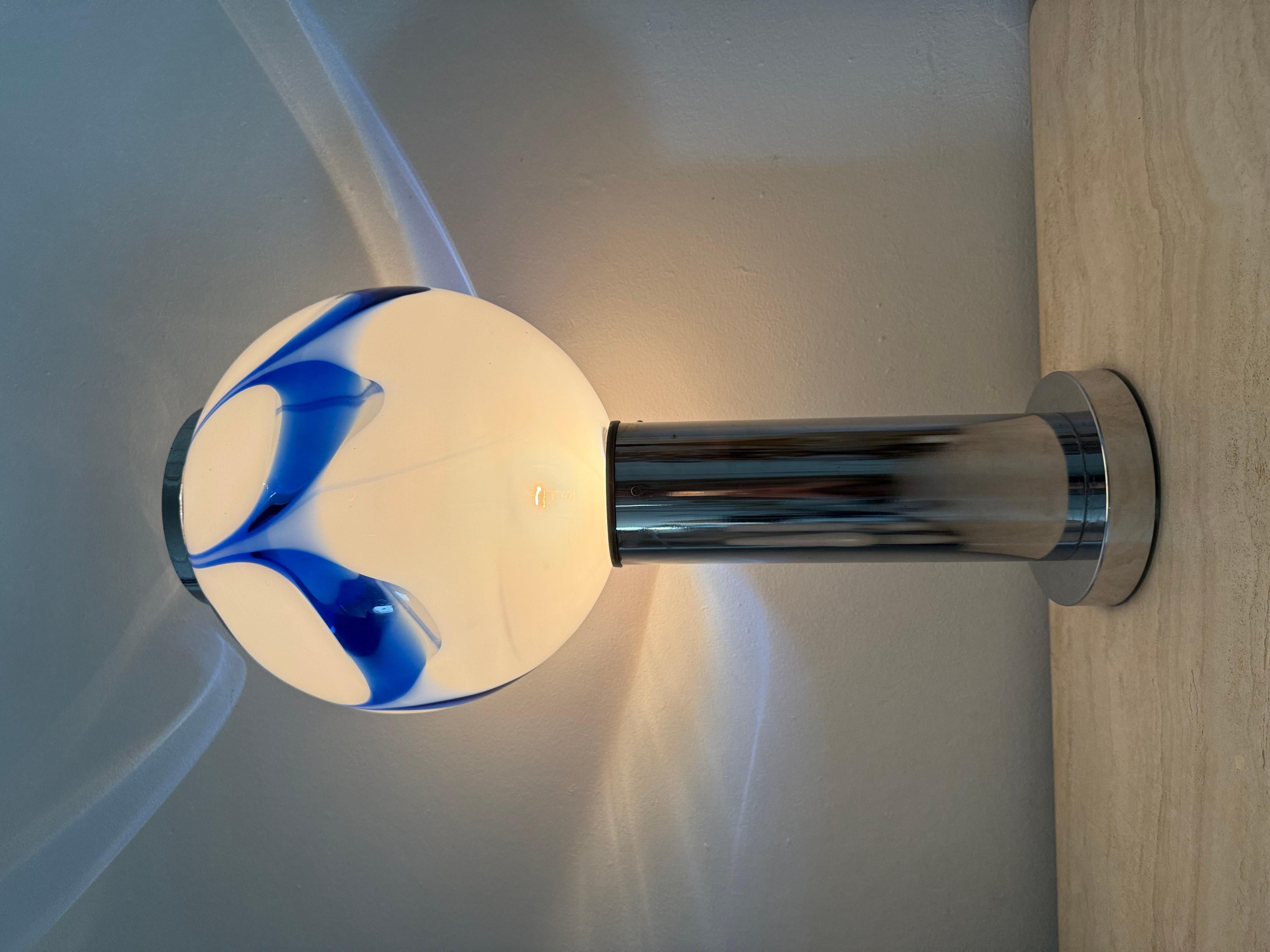 Mid - century Large lampe de table en verre avec tourbillon bleu , 1970 Italie en vente 9