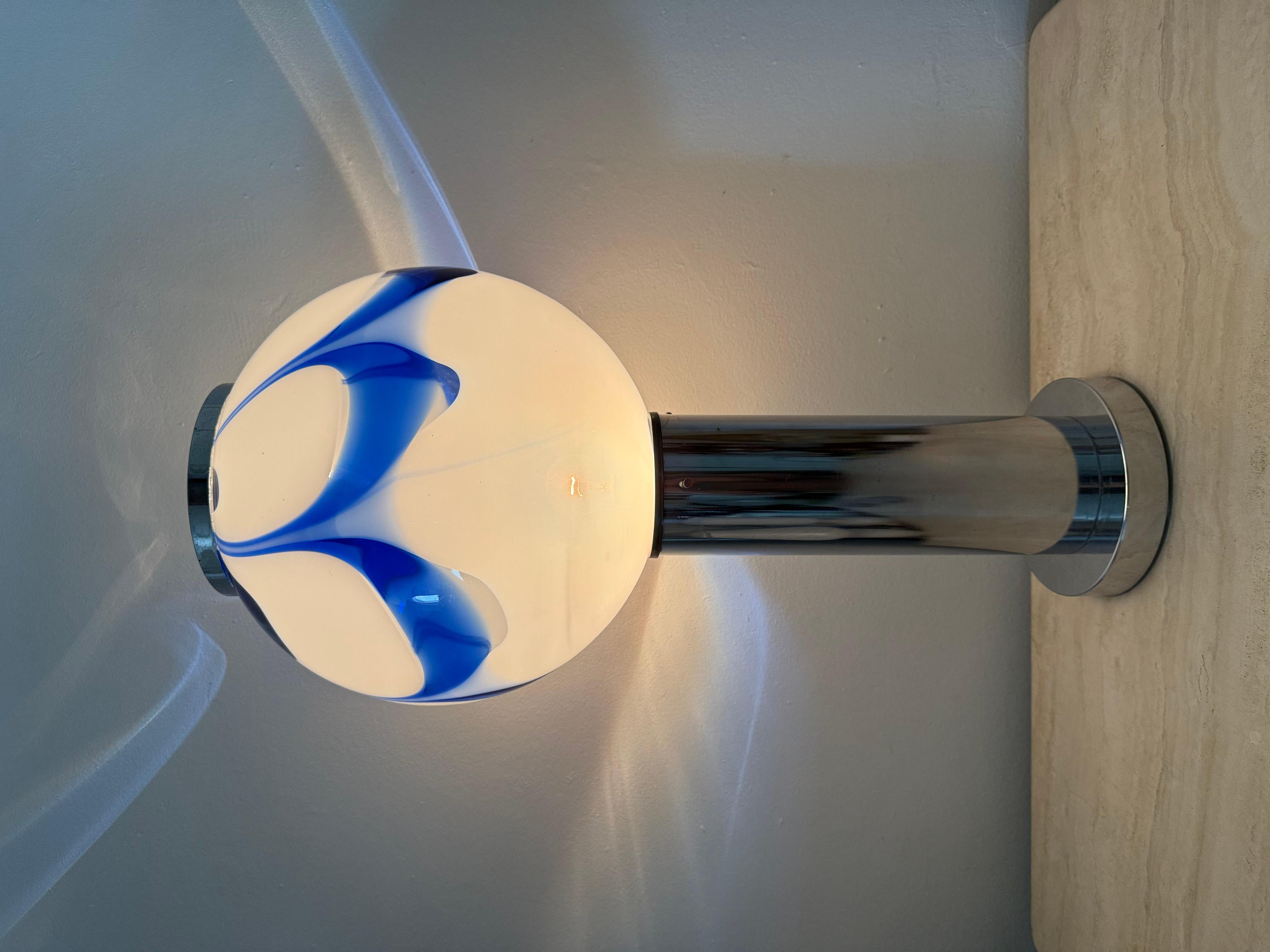 Mid - century Large lampe de table en verre avec tourbillon bleu , 1970 Italie en vente 10