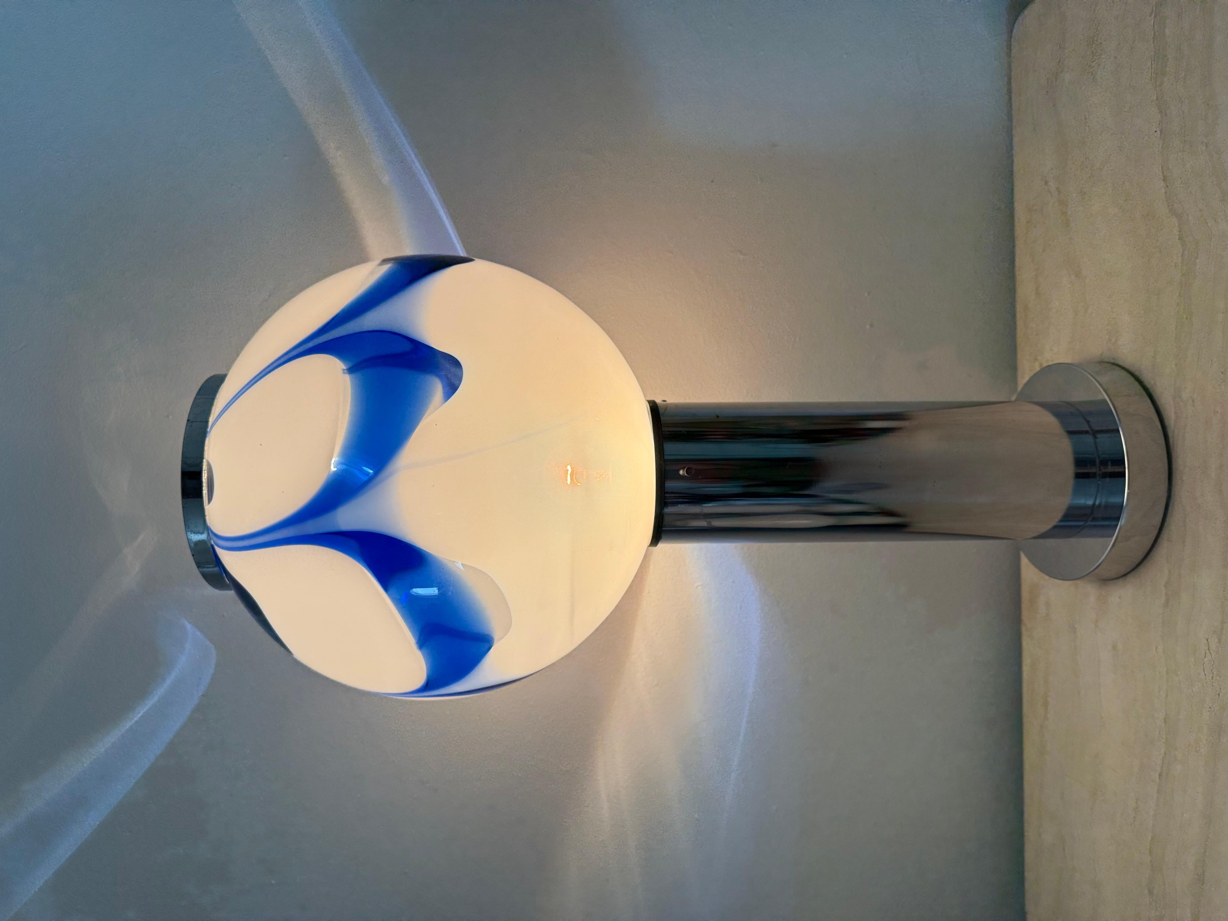 Mid - century Large lampe de table en verre avec tourbillon bleu , 1970 Italie en vente 11