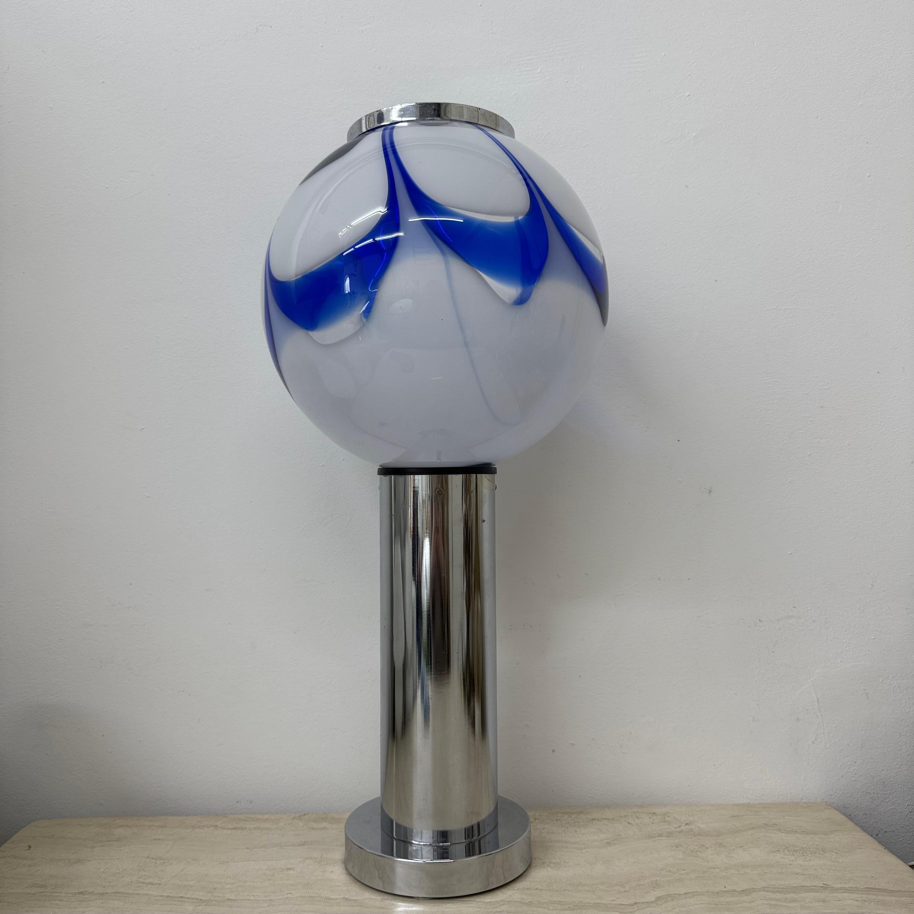 Mid-Century Modern Mid - century Large lampe de table en verre avec tourbillon bleu , 1970 Italie en vente