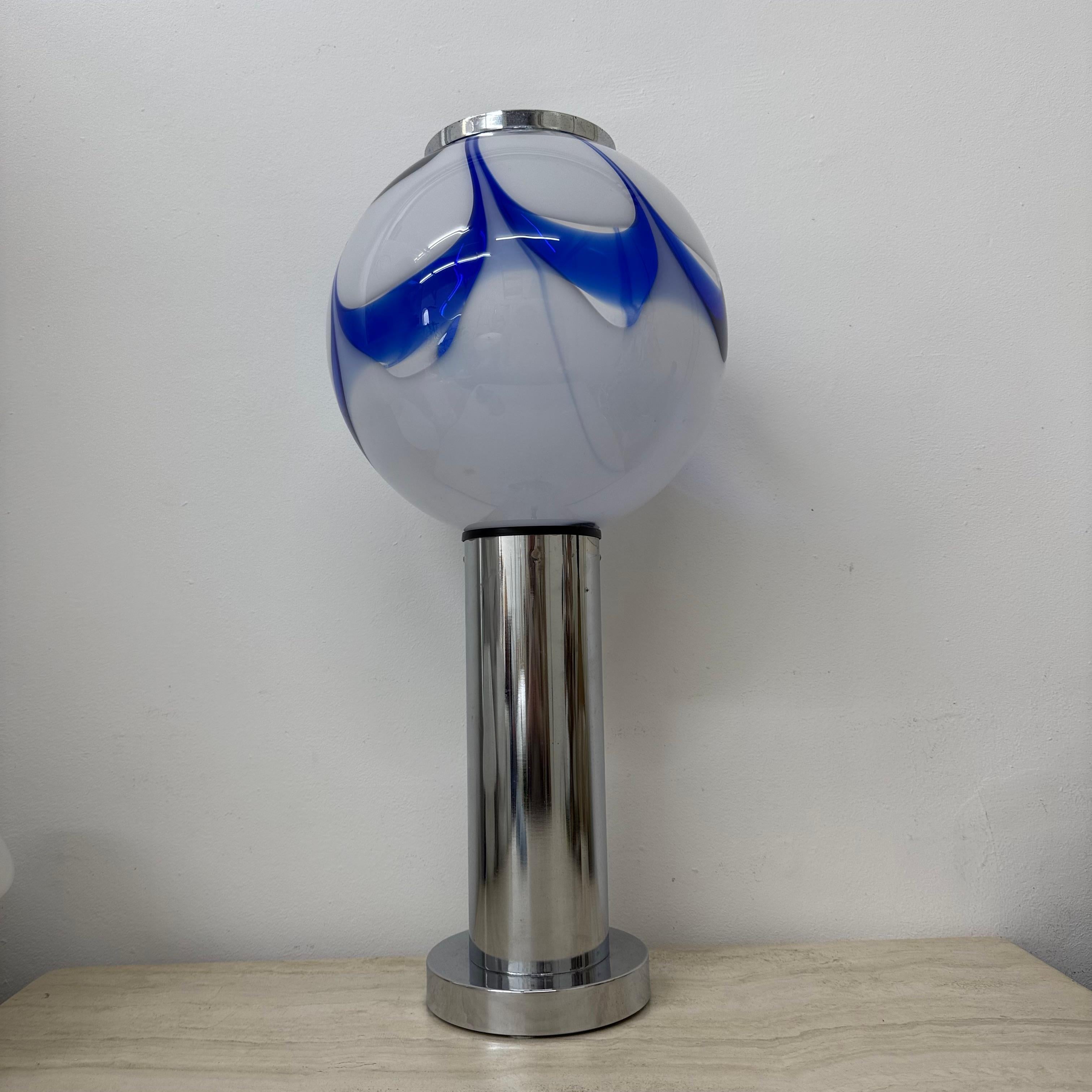 italien Mid - century Large lampe de table en verre avec tourbillon bleu , 1970 Italie en vente
