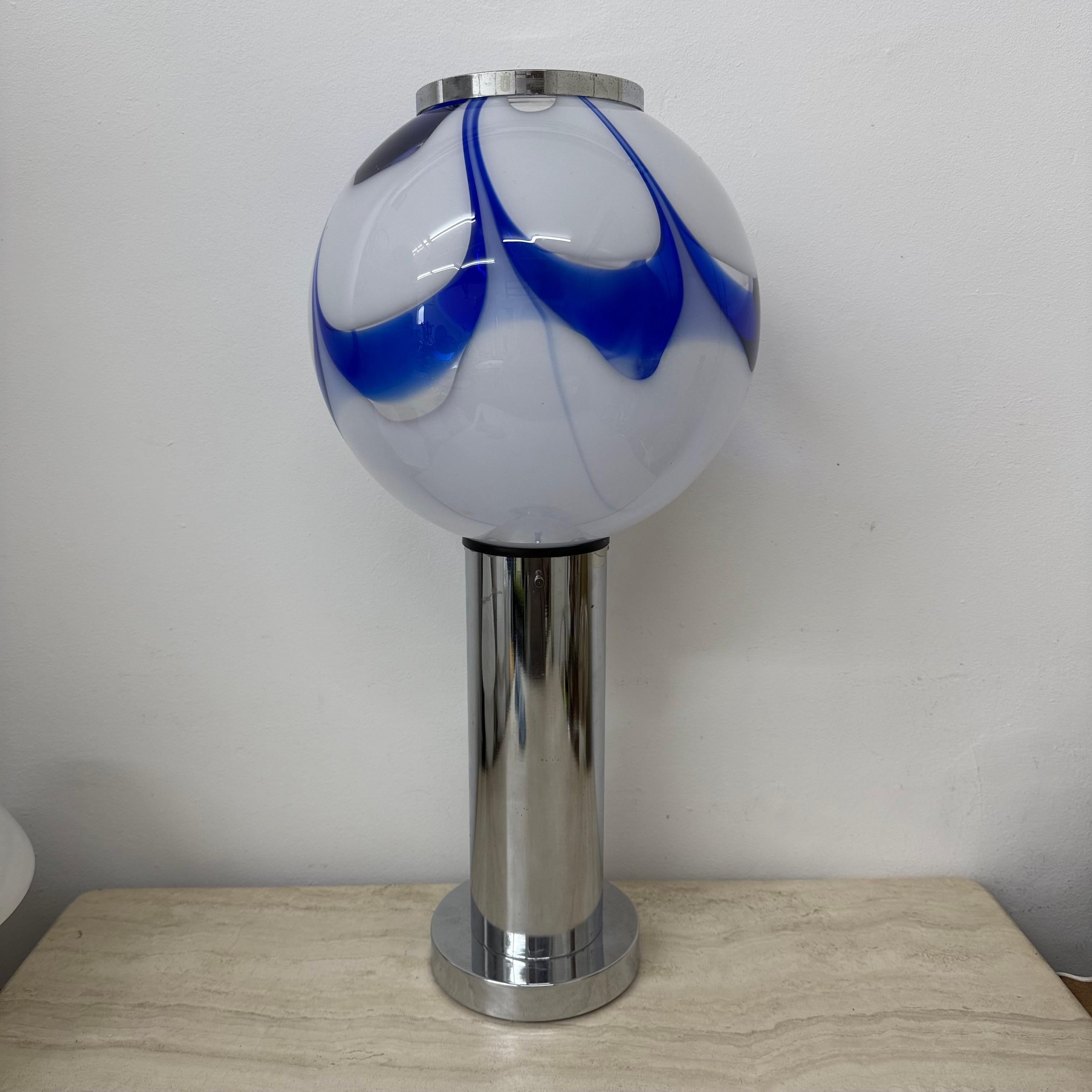 Mid - century Large lampe de table en verre avec tourbillon bleu , 1970 Italie Bon état - En vente à Delft, NL