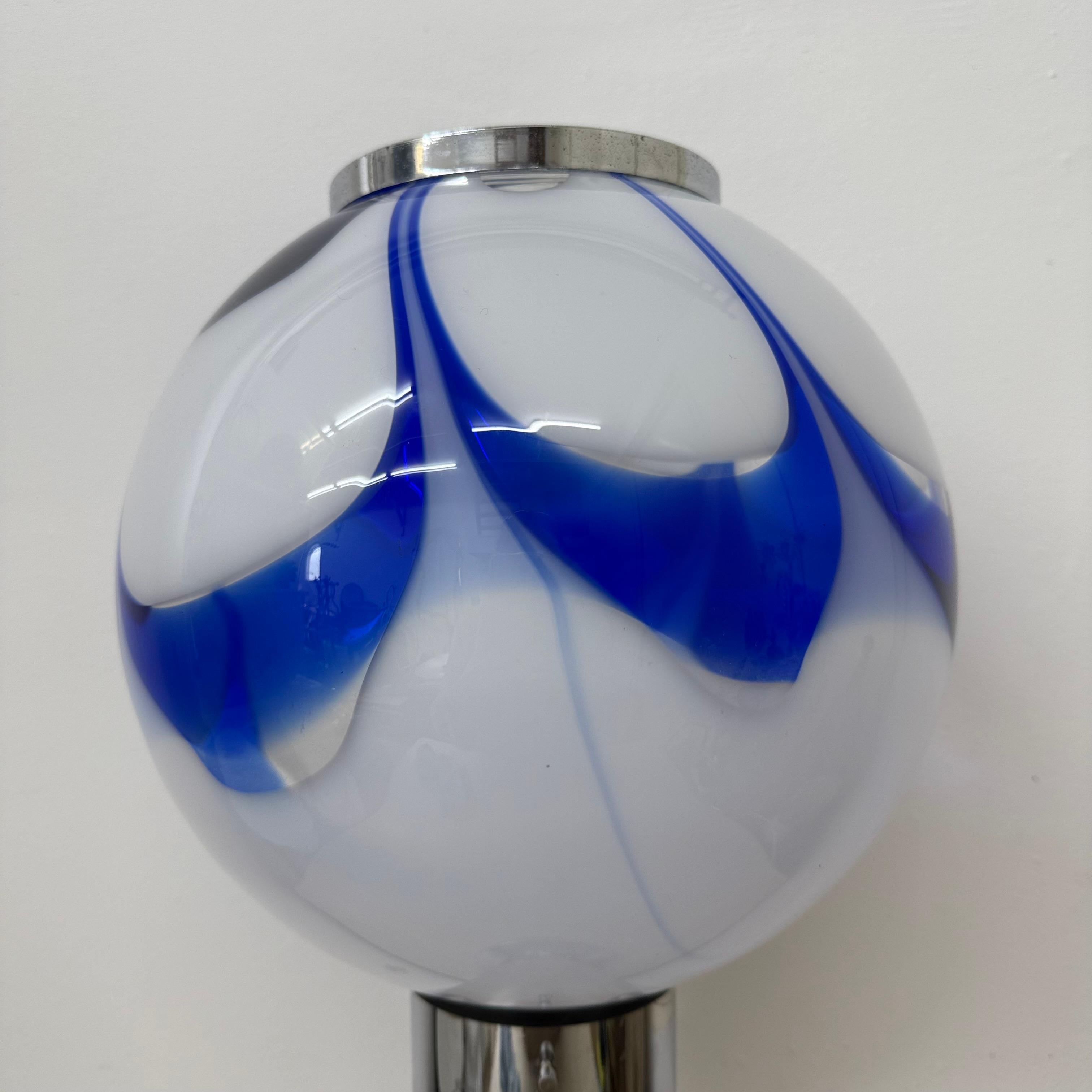 Fin du 20e siècle Mid - century Large lampe de table en verre avec tourbillon bleu , 1970 Italie en vente