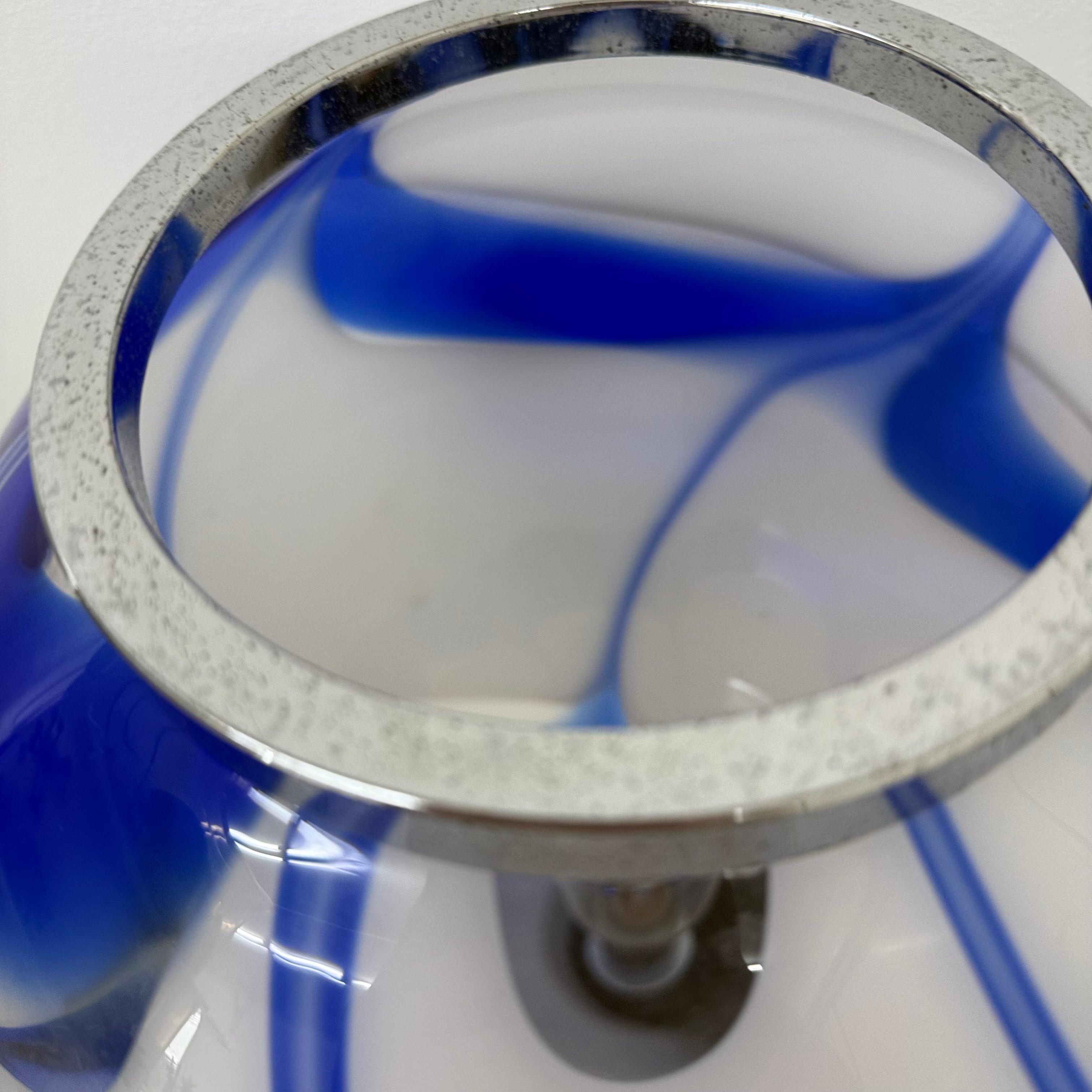 Mid - century Large lampe de table en verre avec tourbillon bleu , 1970 Italie en vente 1