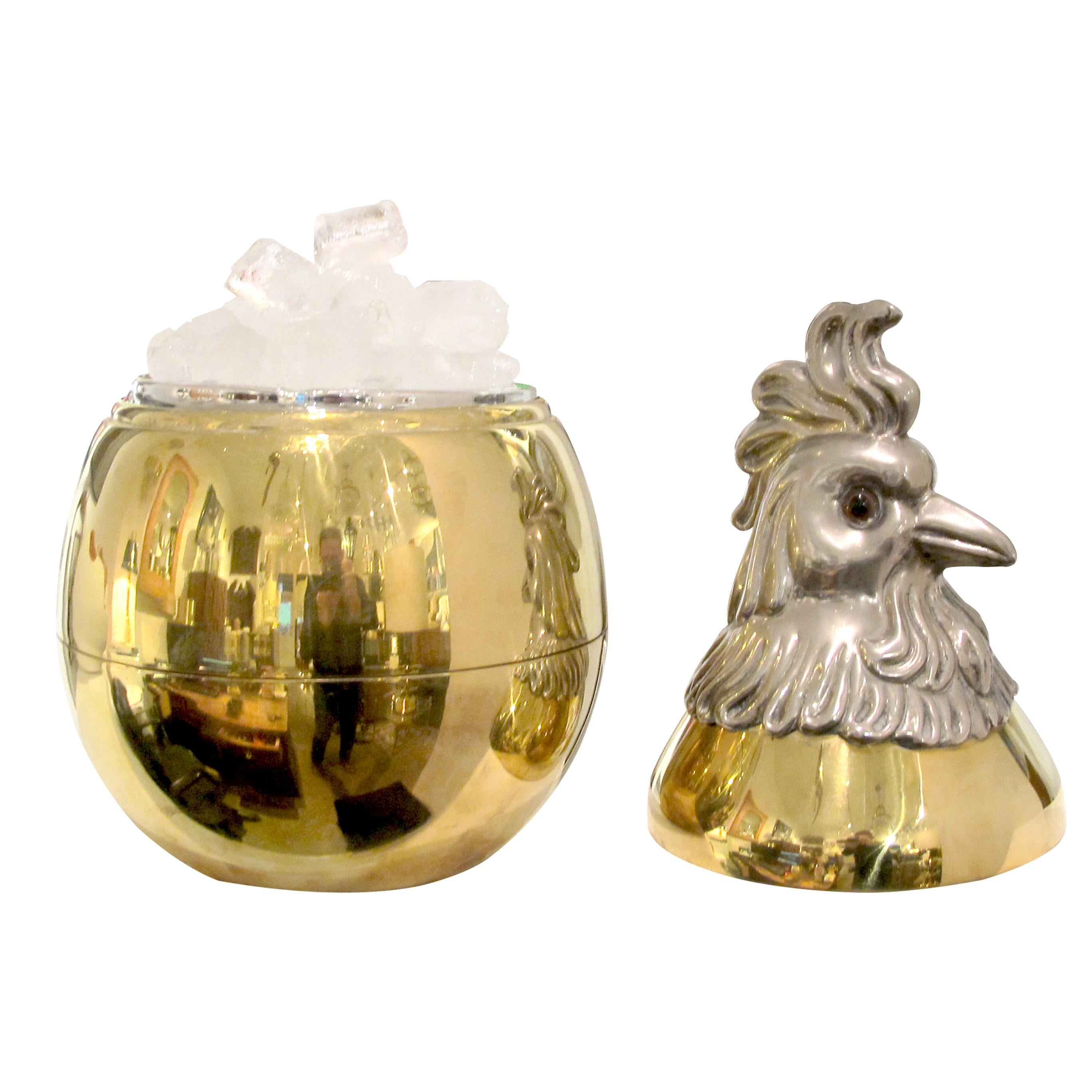 Questo è uno splendido secchiello per il ghiaccio italiano placcato in argento degli anni '60, a forma di maestoso galletto. Il secchio presenta un corpo dorato lucido con un coperchio staccabile a forma di testa di gallo, completo di pettine
