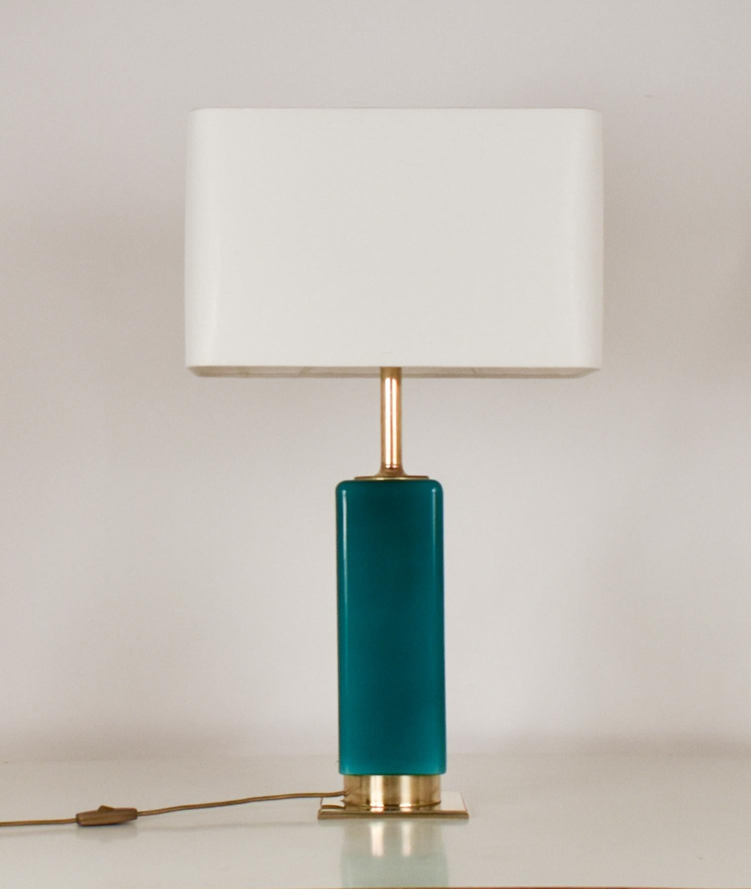 
Green glass and brass table lamp, 1970s, Metalarte, Spain
It has two bulbs: An interior bulb inside the glass and the other exterior.
You can turn on both bulbs or just the one on the screen or just the one inside the glass.
New rectangular