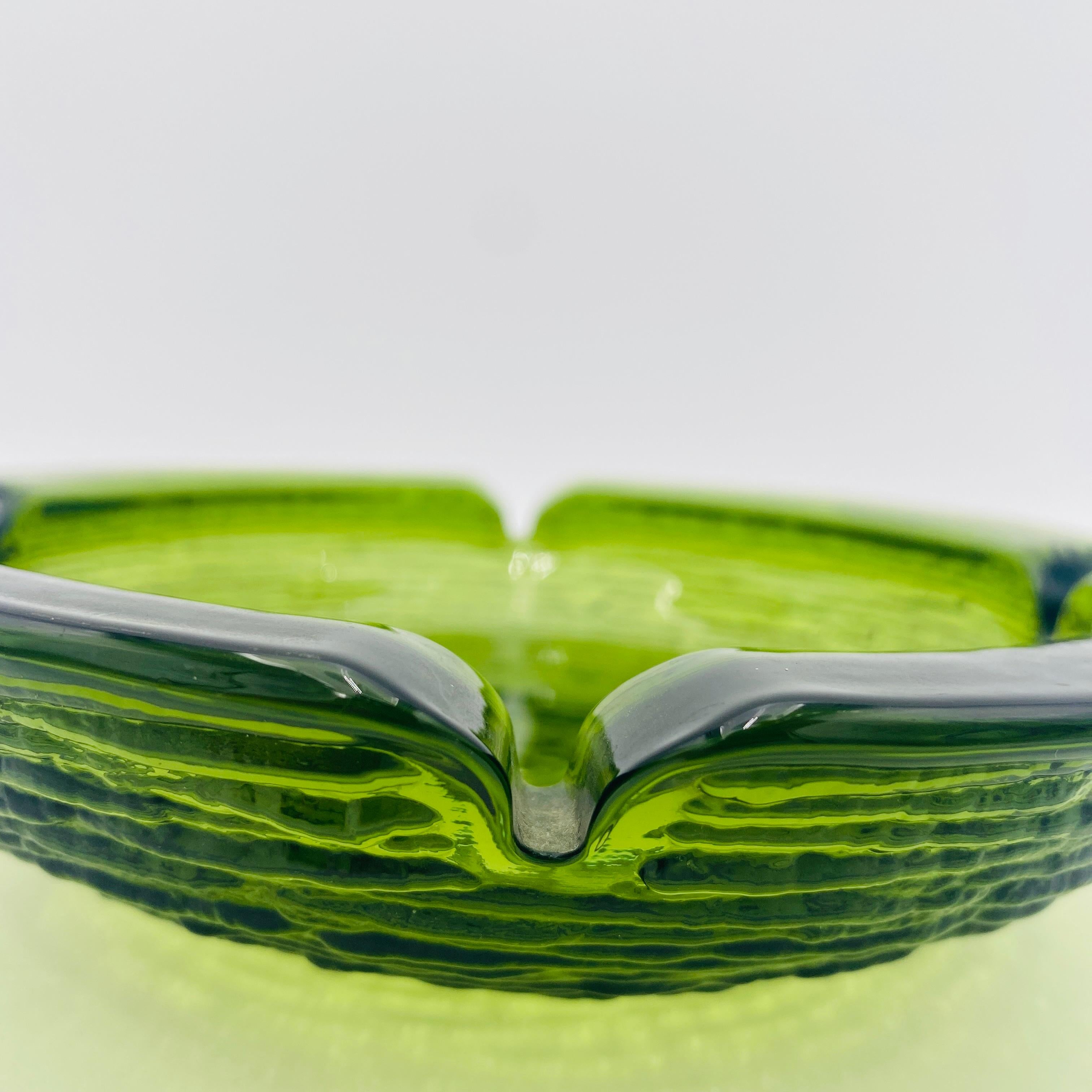 Cenicero grande de cristal verde de Anchor Hocking de mediados de siglo en venta 4