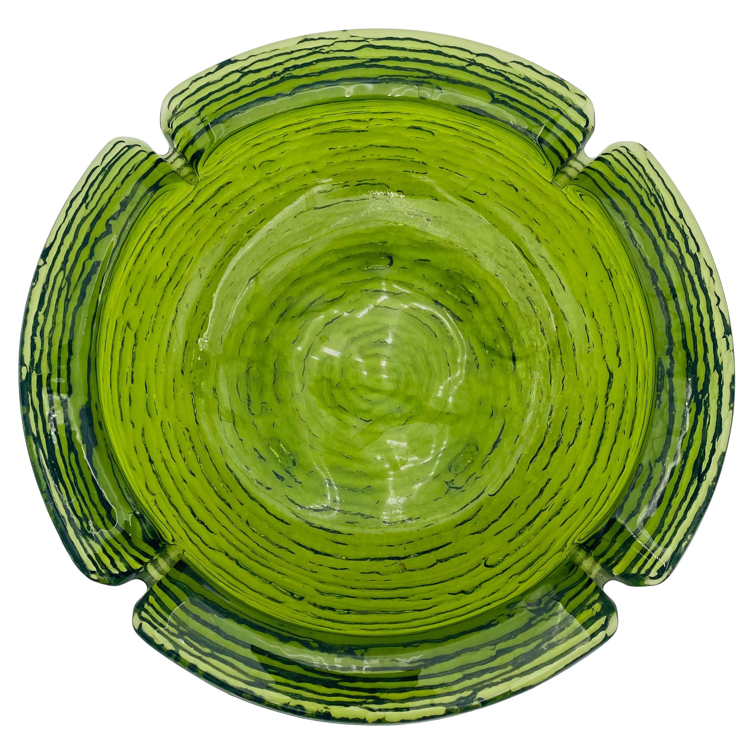 Fabuloso cenicero de cristal verde de mediados de siglo, de Anchor Hocking, de su línea Lido Soreno, hacia la década de 1960. Tiene una gran textura y tacto; es una maravillosa pieza de cristal americano vintage. Esta hermosa pieza de arte en vidrio
