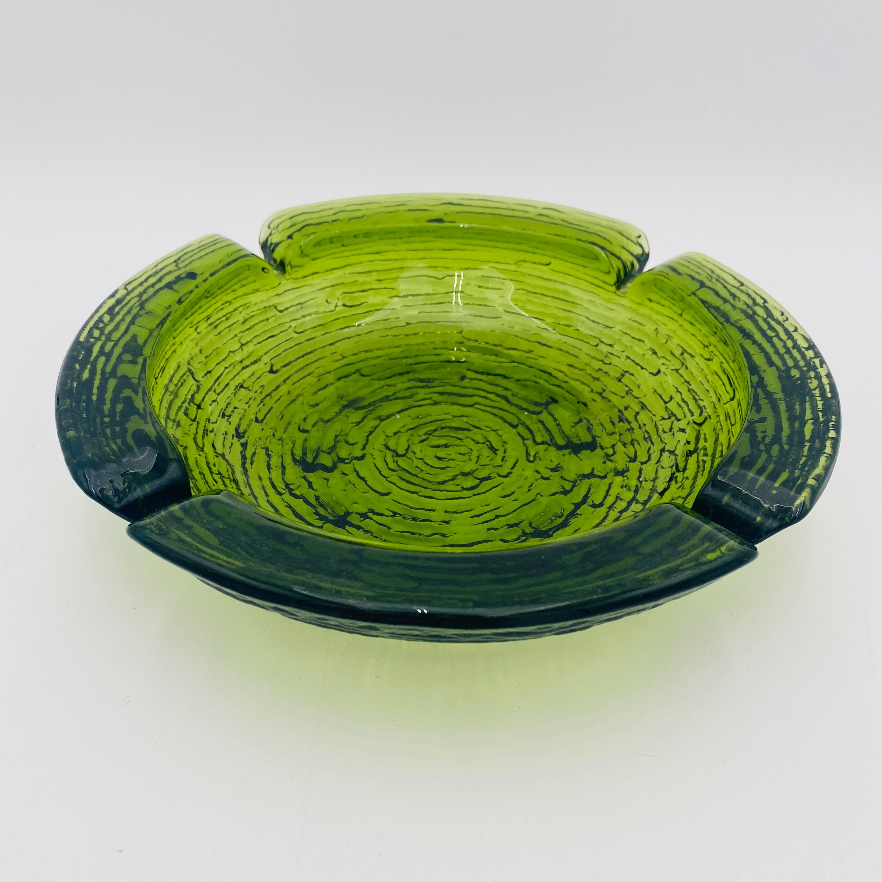 Cenicero grande de cristal verde de Anchor Hocking de mediados de siglo Moderno de mediados de siglo en venta