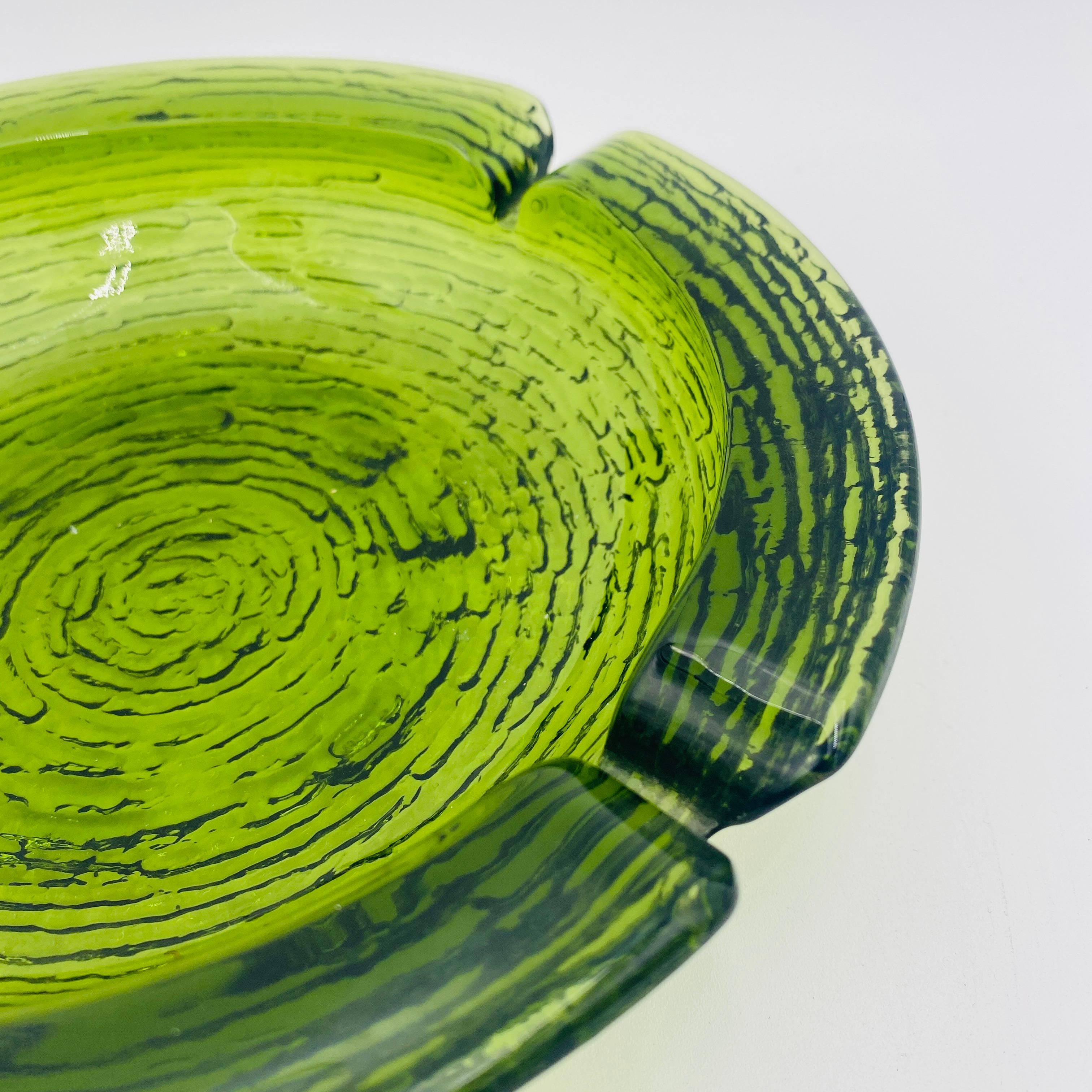 Cenicero grande de cristal verde de Anchor Hocking de mediados de siglo mediados del siglo XX en venta