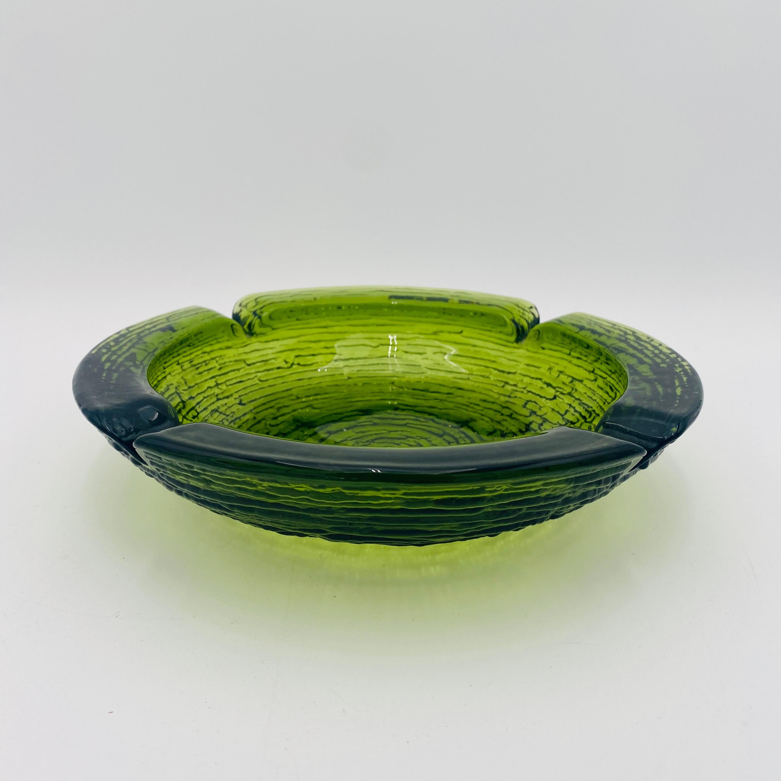 Cenicero grande de cristal verde de Anchor Hocking de mediados de siglo Vidrio en venta