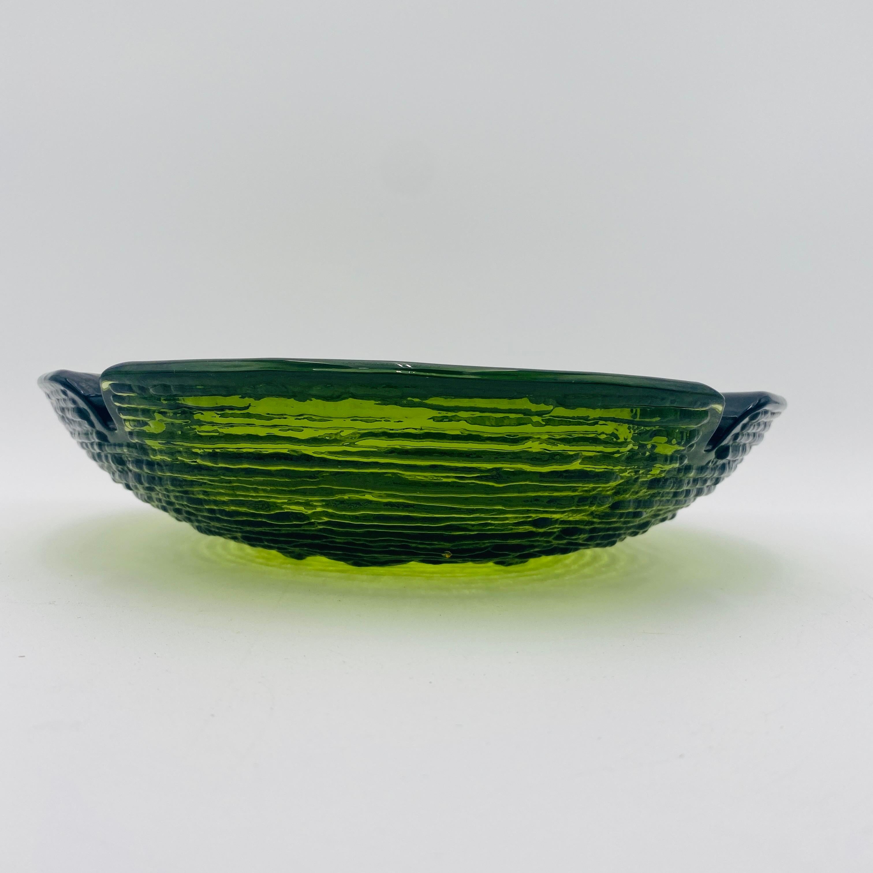 Cenicero grande de cristal verde de Anchor Hocking de mediados de siglo en venta 1